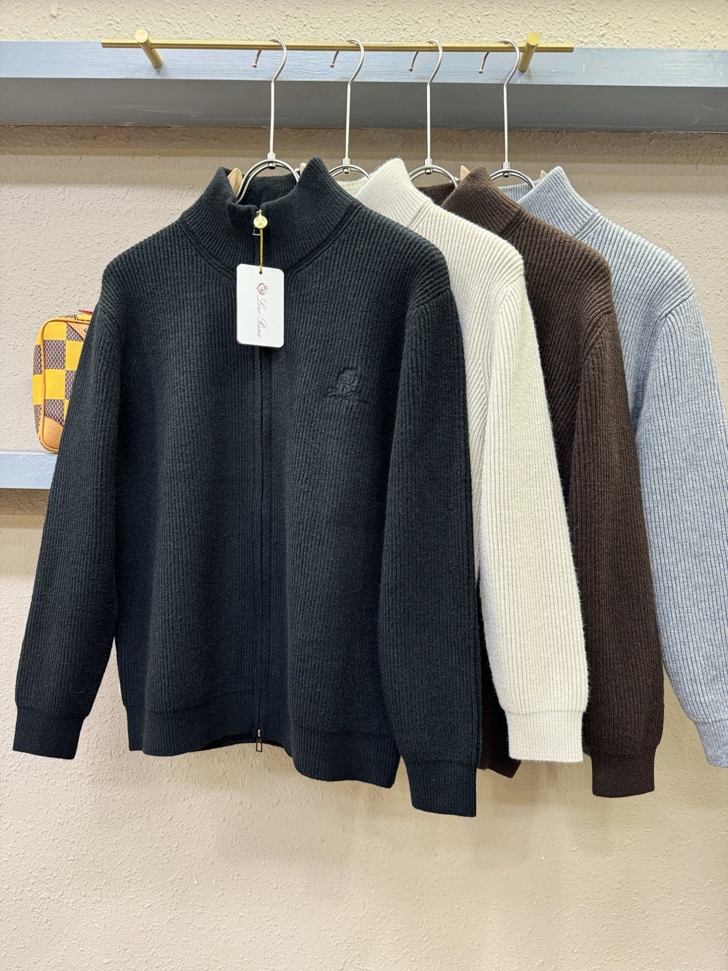 Loro Piana诺悠翩雅 新品爆款 2025秋冬新品拉链羊毛毛衣 胸前品牌Golo刺绣🪡经典简约大气