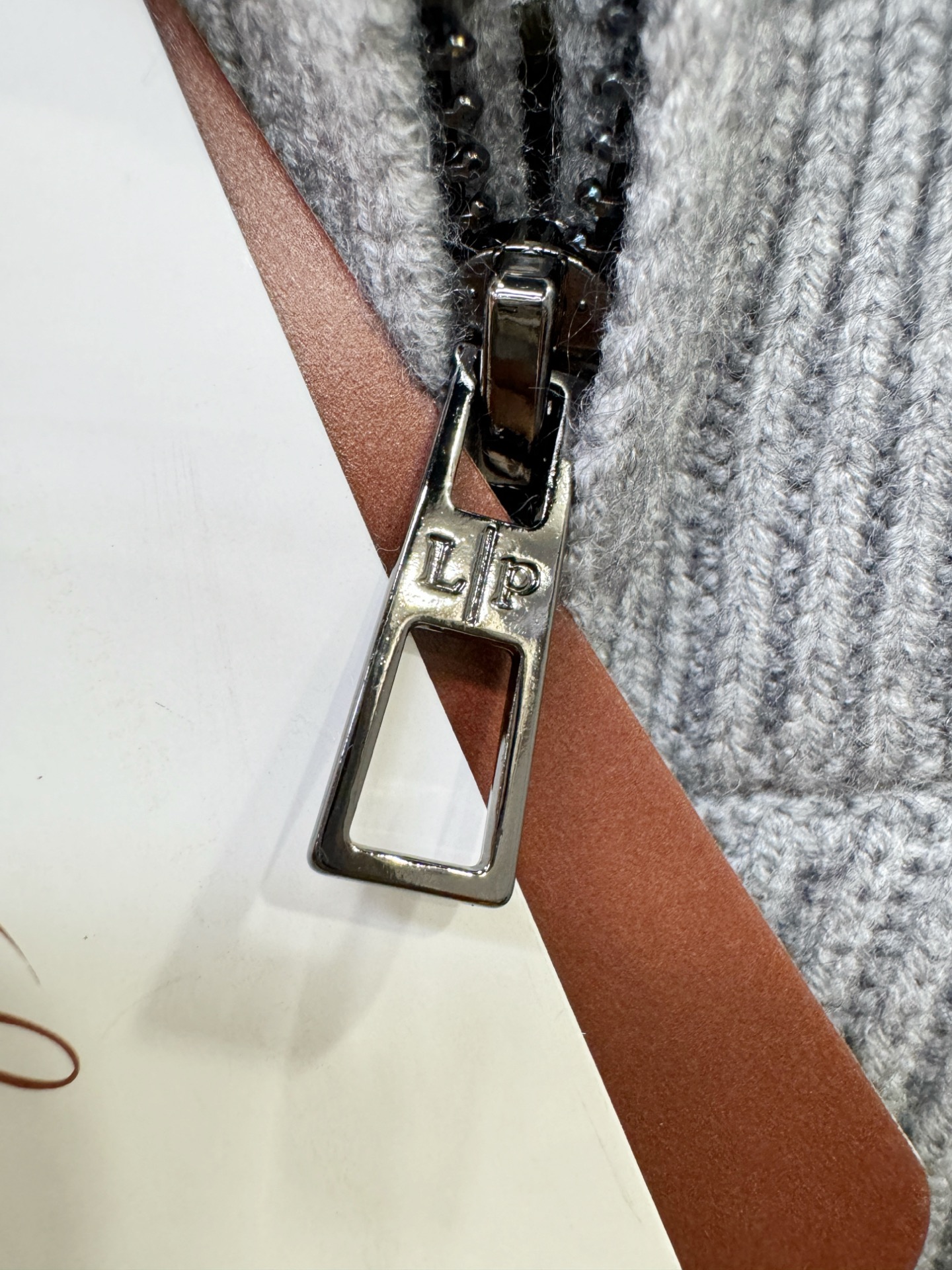 Loro Piana诺悠翩雅 新品爆款 2025秋冬新品拉链羊毛毛衣 胸前品牌Golo刺绣🪡经典简约大气