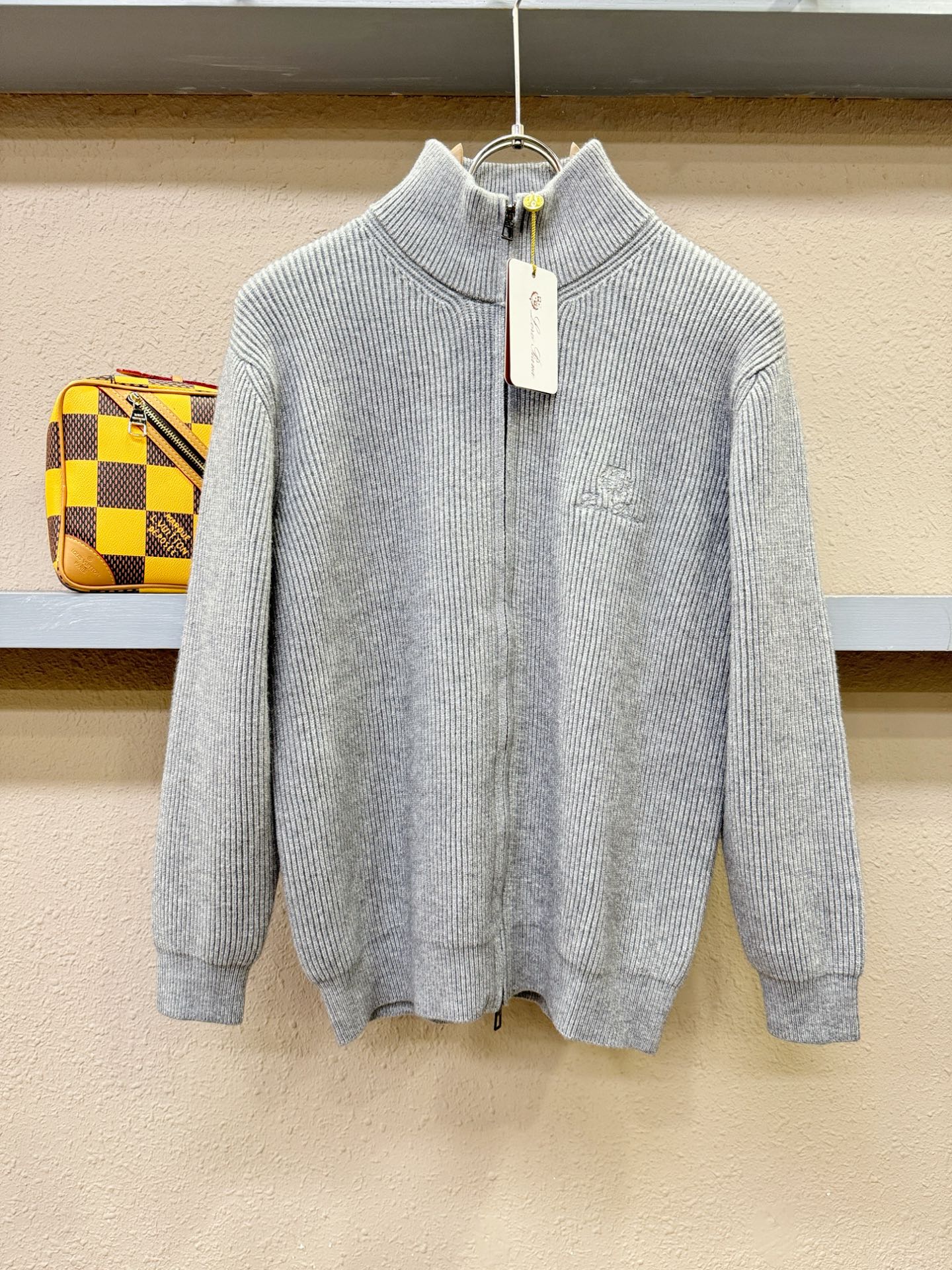 Loro Piana诺悠翩雅 新品爆款 2025秋冬新品拉链羊毛毛衣 胸前品牌Golo刺绣🪡经典简约大气