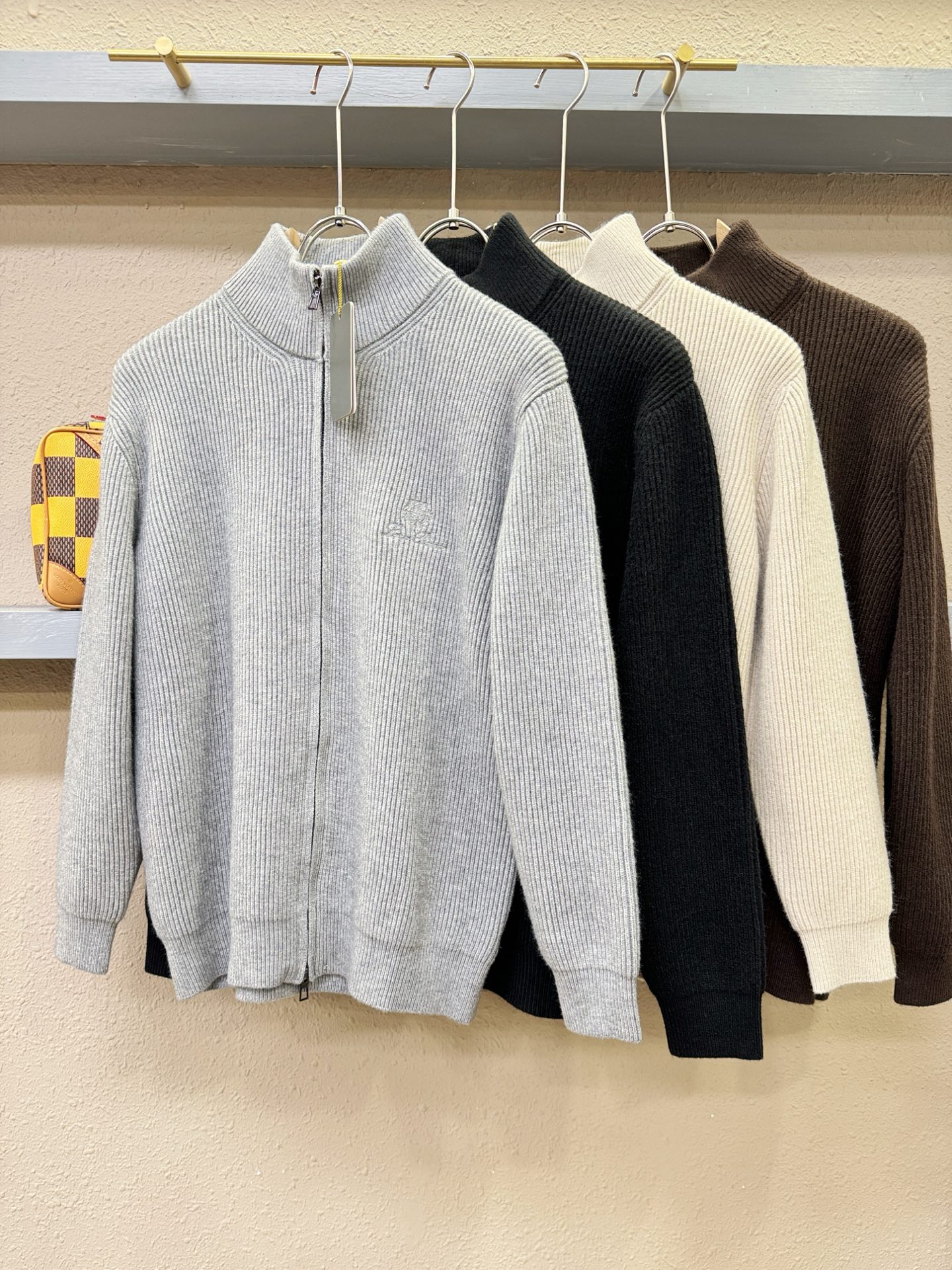 Loro Piana诺悠翩雅 新品爆款 2025秋冬新品拉链羊毛毛衣 胸前品牌Golo刺绣🪡经典简约大气