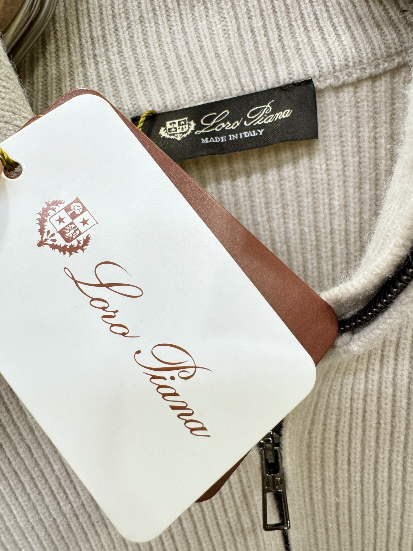 Loro Piana诺悠翩雅 新品爆款 2025秋冬新品拉链羊毛毛衣 胸前品牌Golo刺绣🪡经典简约大气