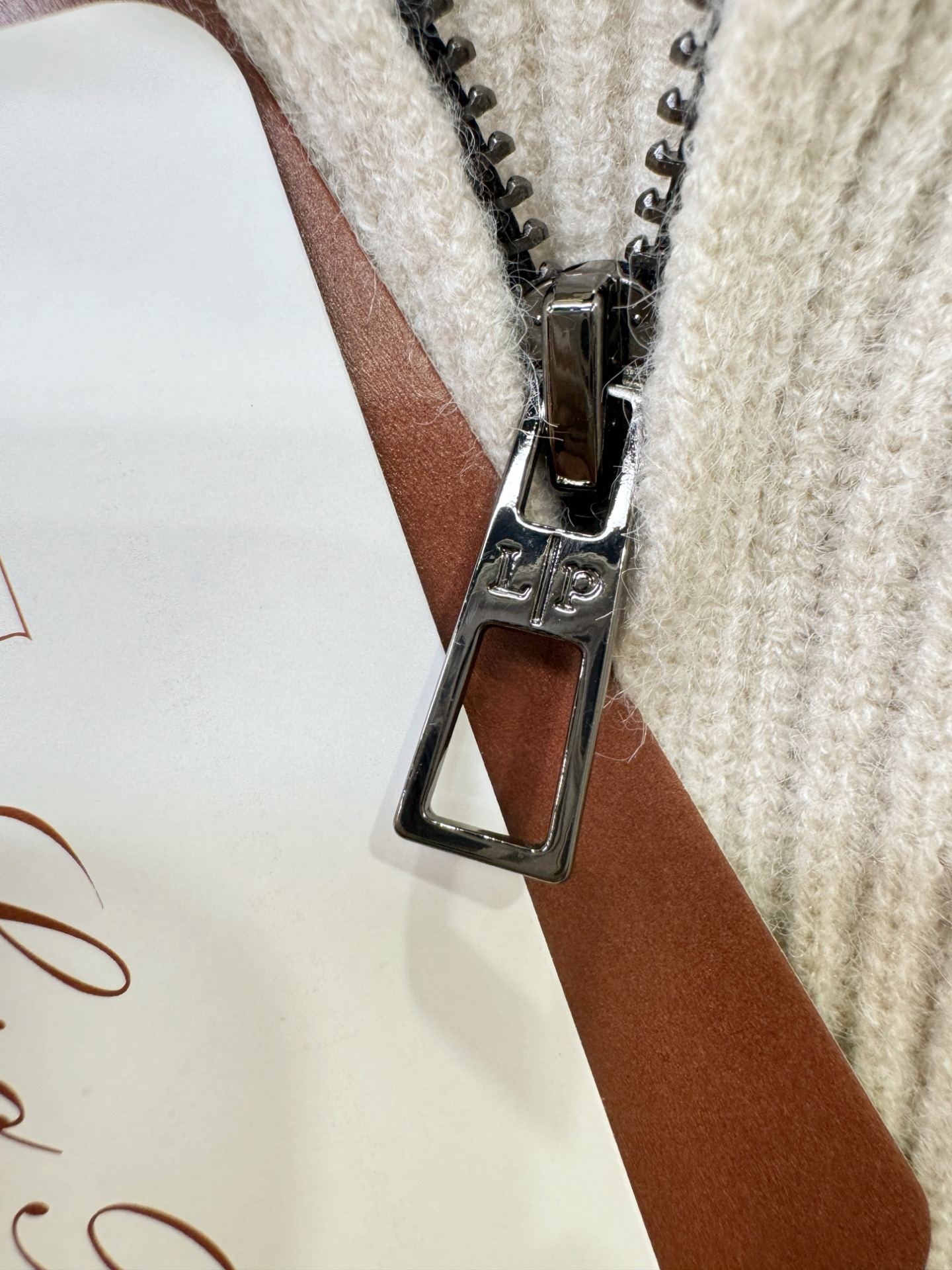 Loro Piana诺悠翩雅 新品爆款 2025秋冬新品拉链羊毛毛衣 胸前品牌Golo刺绣🪡经典简约大气