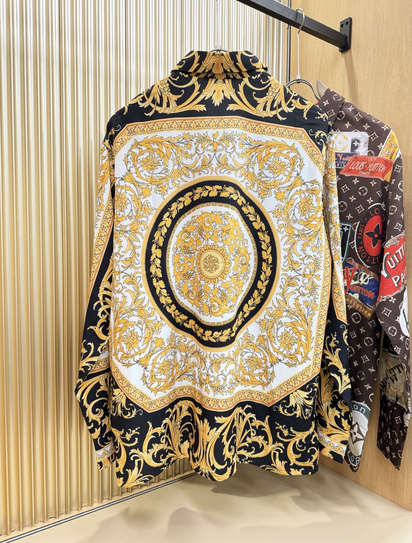 Versace 范思哲 2025 新款真丝衬衫，贸易公司渠道稀出，领先官网发售！经典休闲衬衫搭配独特的设