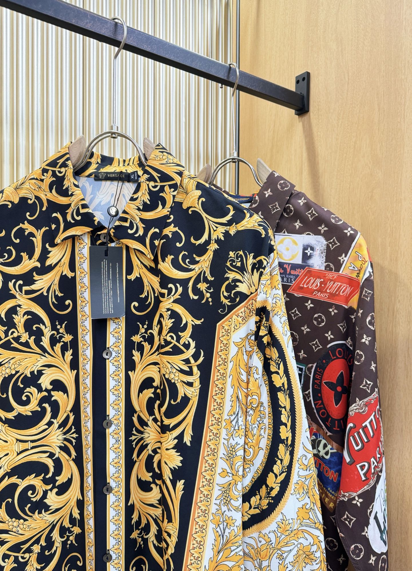 Versace 范思哲 2025 新款真丝衬衫，贸易公司渠道稀出，领先官网发售！经典休闲衬衫搭配独特的设