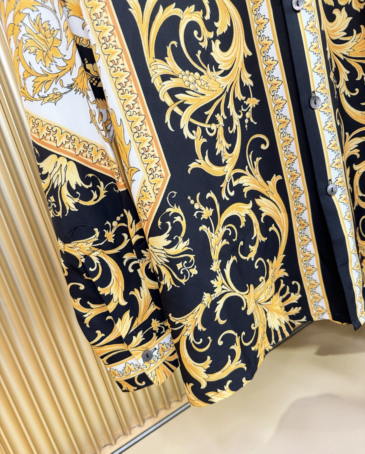 Versace 范思哲 2025 新款真丝衬衫，贸易公司渠道稀出，领先官网发售！经典休闲衬衫搭配独特的设