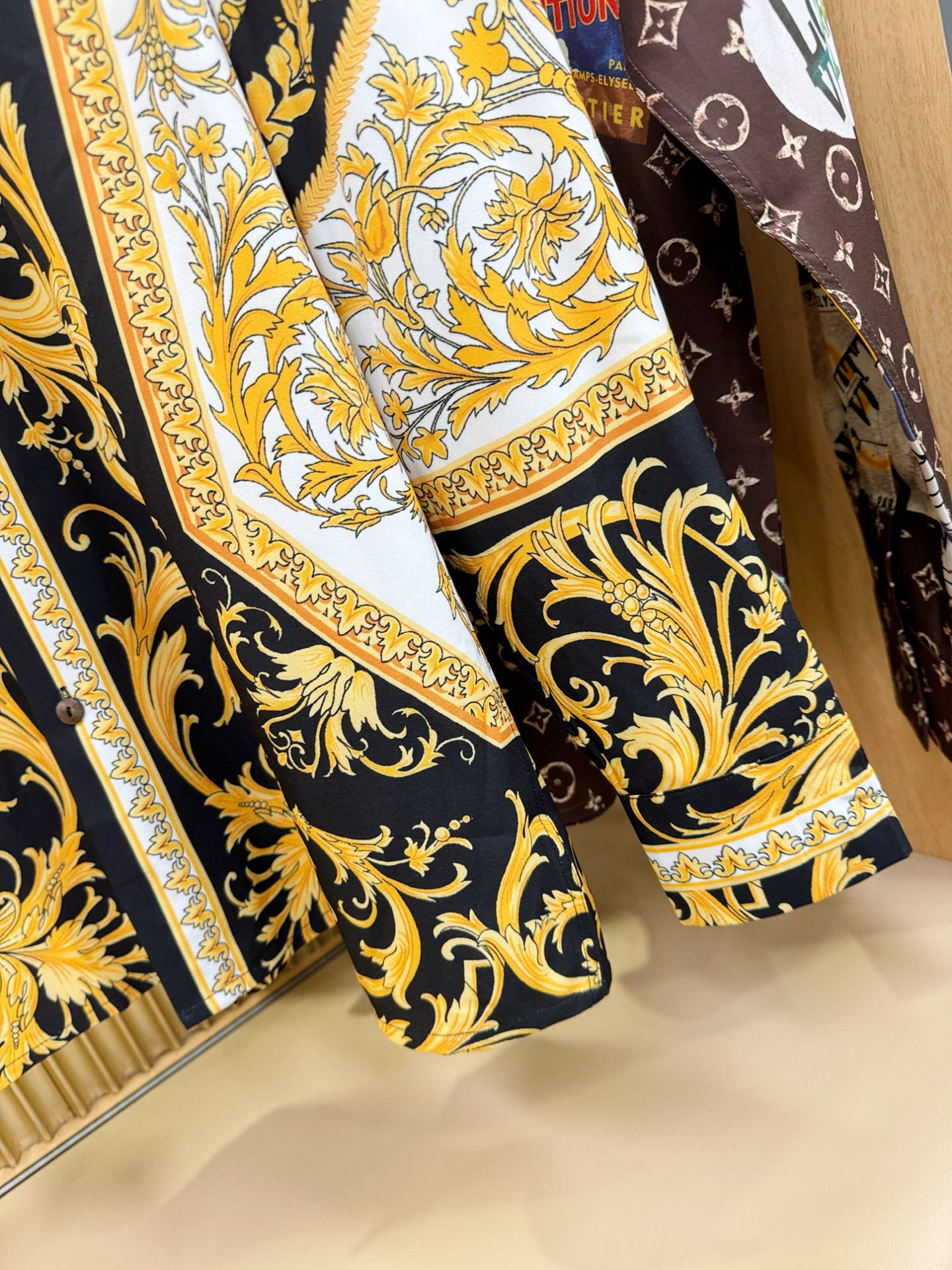 Versace 范思哲 2025 新款真丝衬衫，贸易公司渠道稀出，领先官网发售！经典休闲衬衫搭配独特的设