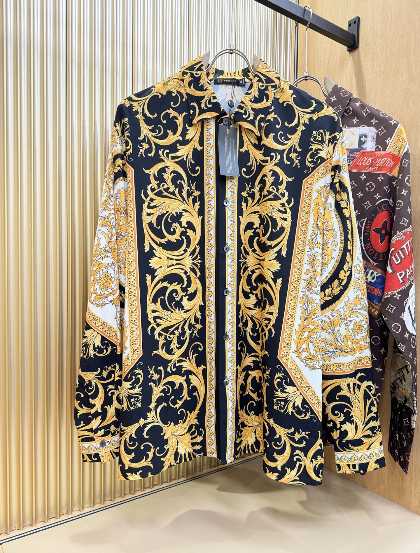 Versace 范思哲 2025 新款真丝衬衫，贸易公司渠道稀出，领先官网发售！经典休闲衬衫搭配独特的设