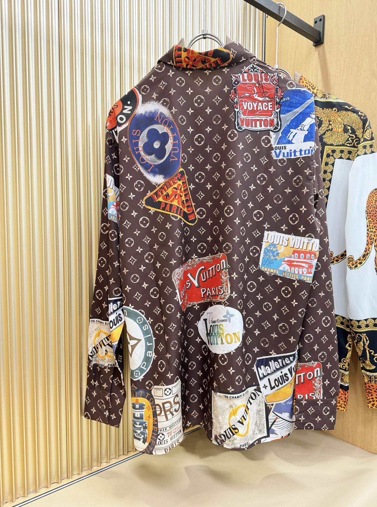 LV 2025 新款真丝衬衫，贸易公司渠道稀出，领先官网发售！经典休闲衬衫搭配独特的设计，简洁干净、经典