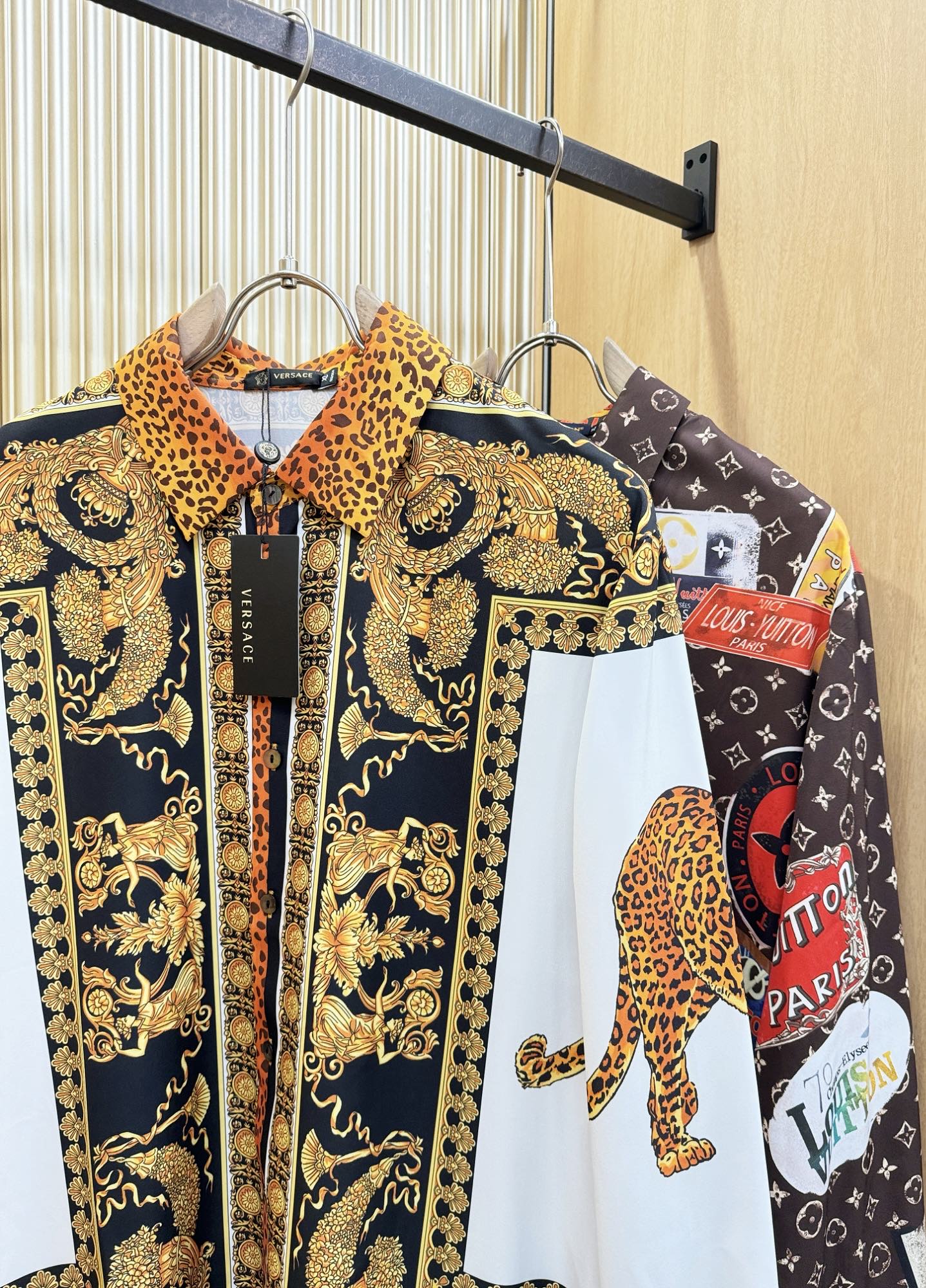 Versace 范思哲 2025 新款真丝衬衫，贸易公司渠道稀出，领先官网发售！经典休闲衬衫搭配独特的设