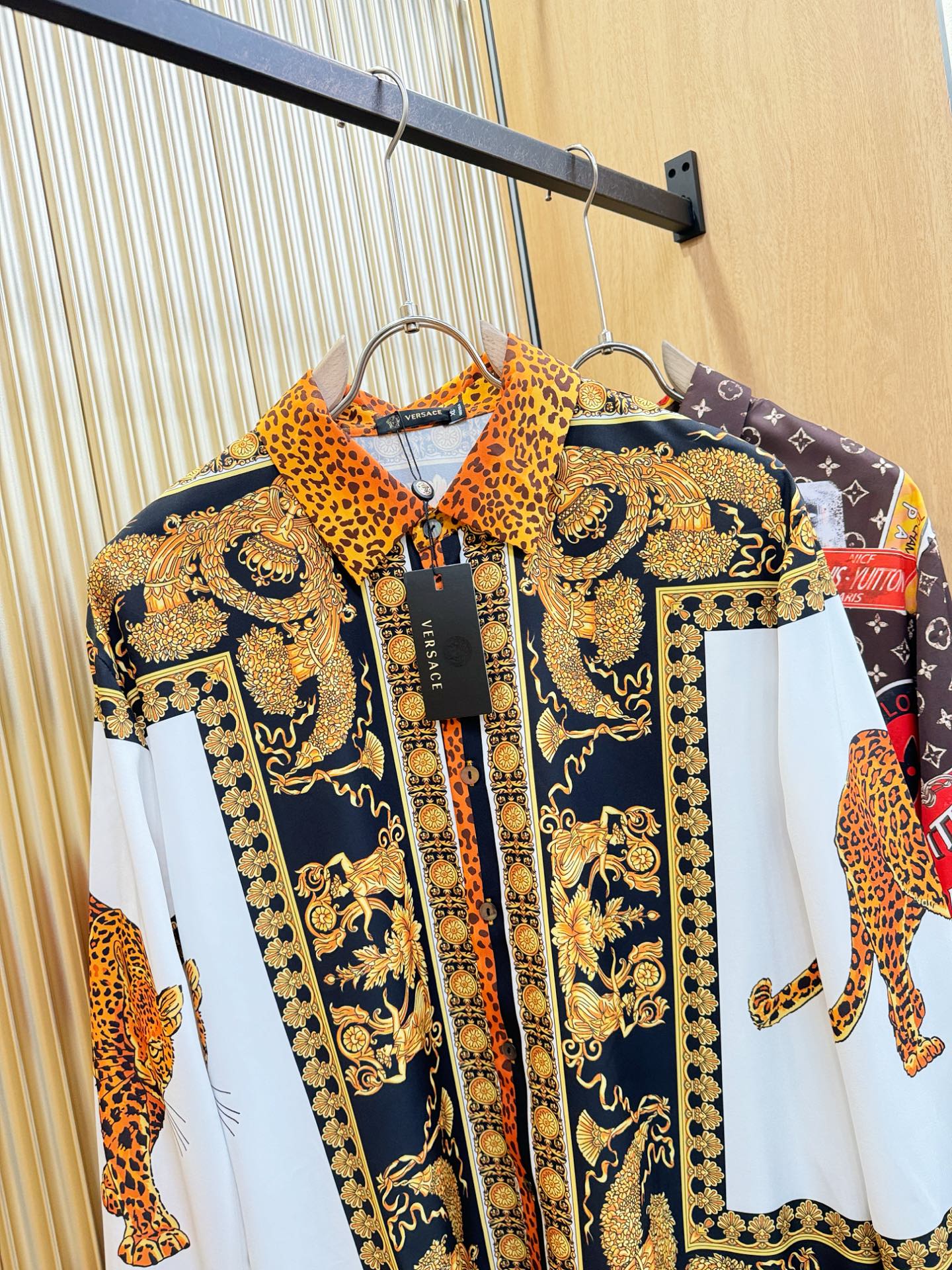 Versace 范思哲 2025 新款真丝衬衫，贸易公司渠道稀出，领先官网发售！经典休闲衬衫搭配独特的设