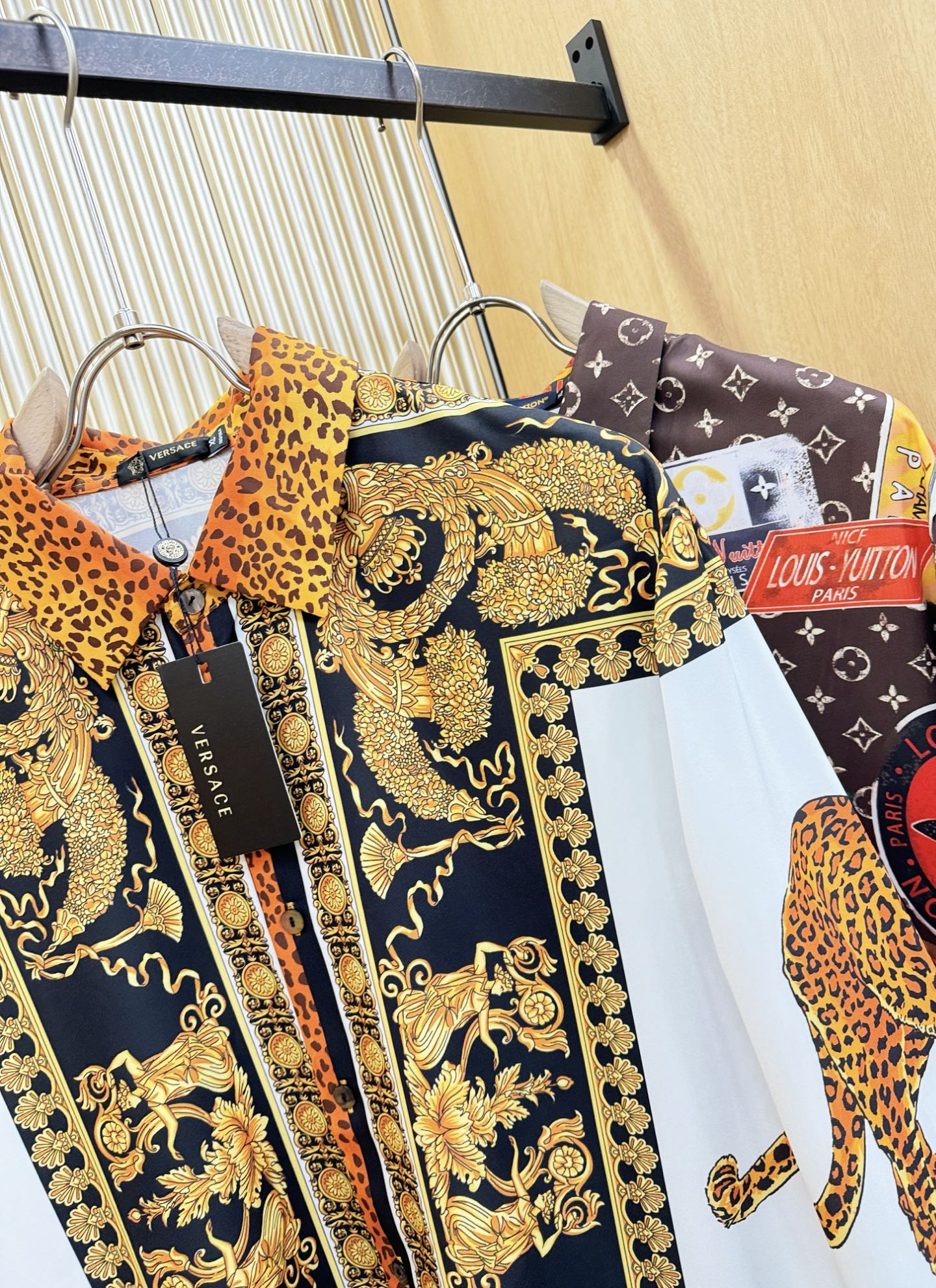 Versace 范思哲 2025 新款真丝衬衫，贸易公司渠道稀出，领先官网发售！经典休闲衬衫搭配独特的设