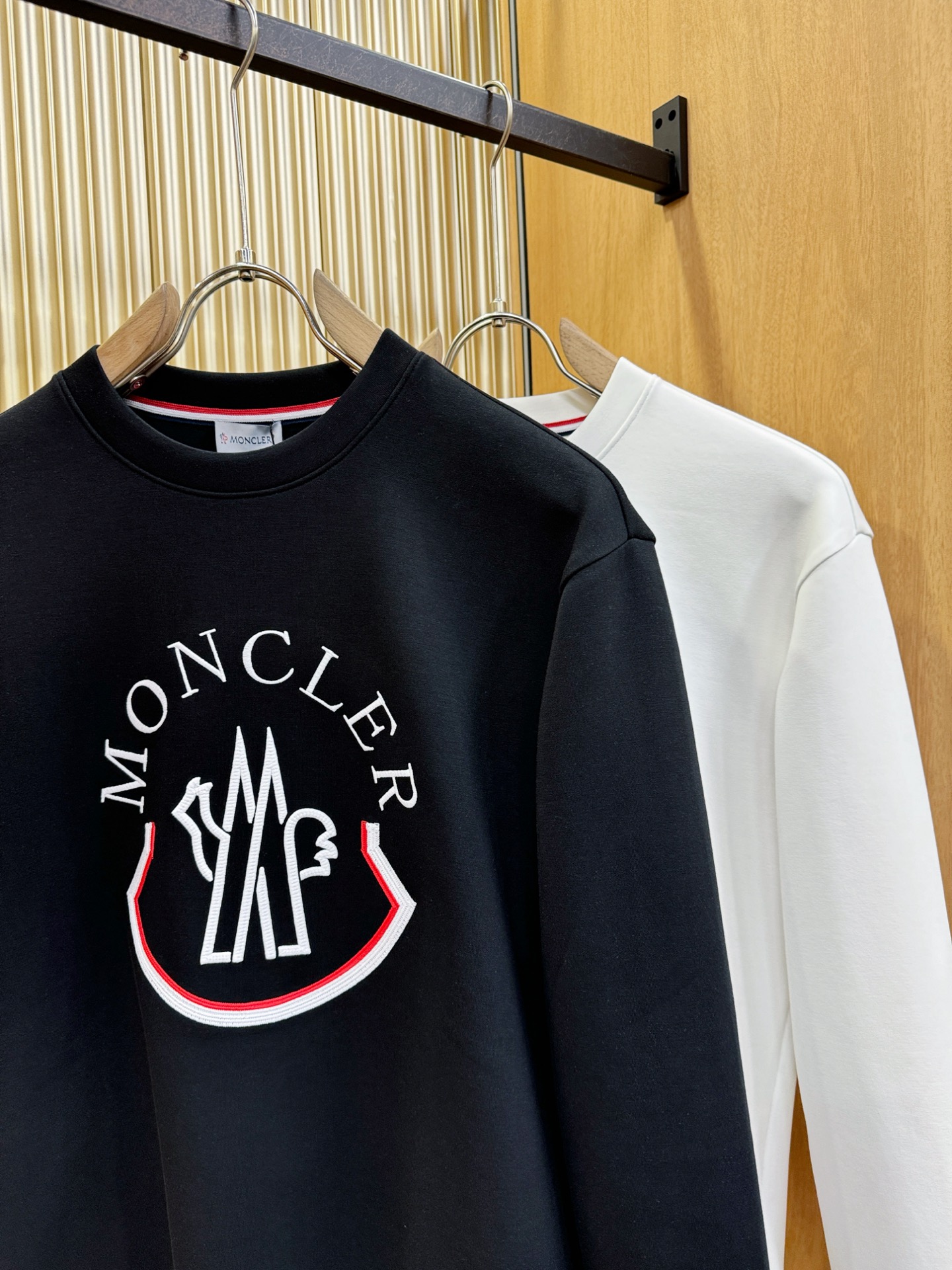 Moncler蒙口 2025ss秋季新品 长袖卫衣，经典Logo设计，百搭款 官网同步发售 定制面料，柔
