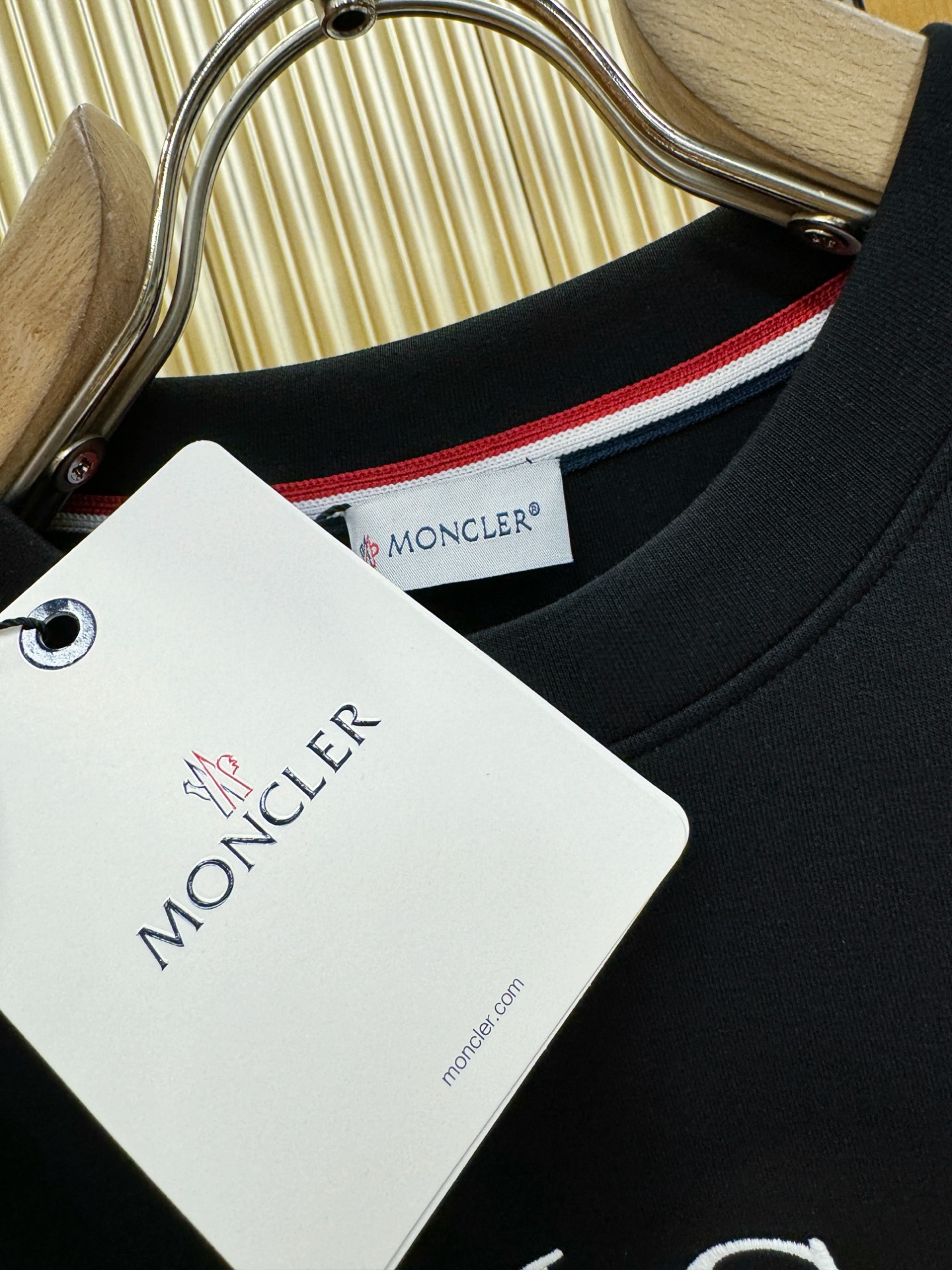 Moncler蒙口 2025ss秋季新品 长袖卫衣，经典Logo设计，百搭款 官网同步发售 定制面料，柔