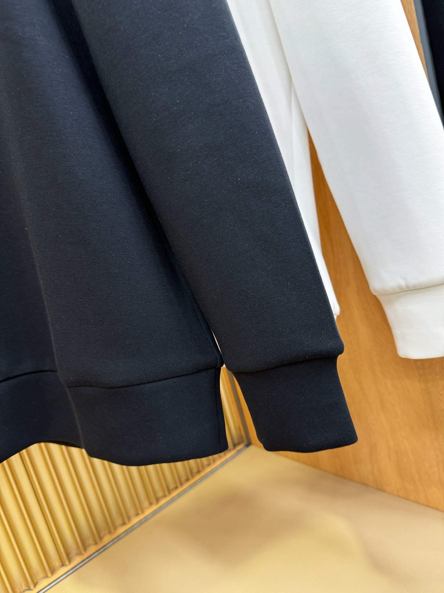 Moncler蒙口 2025ss秋季新品 长袖卫衣，经典Logo设计，百搭款 官网同步发售 定制面料，柔