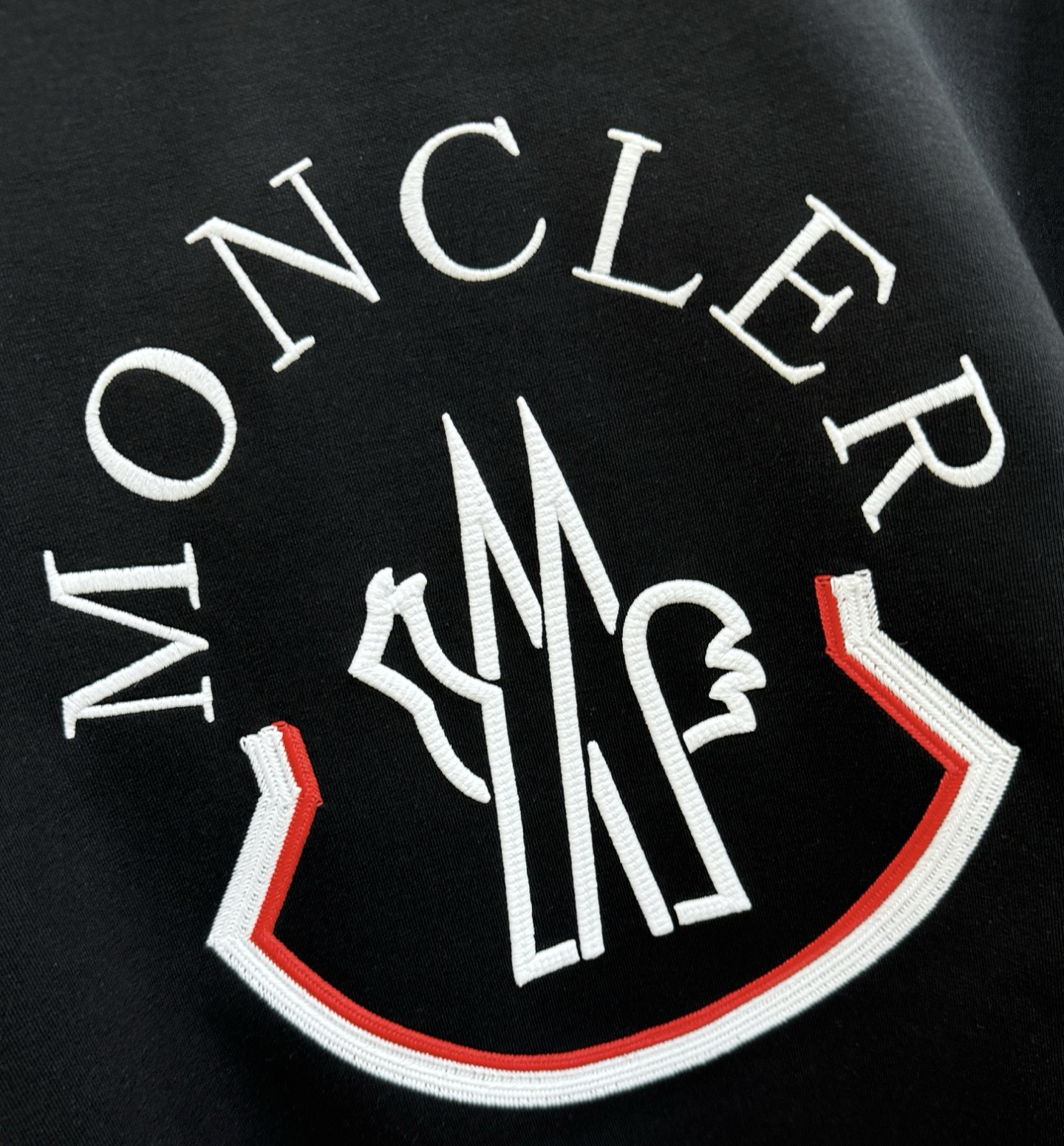Moncler蒙口 2025ss秋季新品 长袖卫衣，经典Logo设计，百搭款 官网同步发售 定制面料，柔