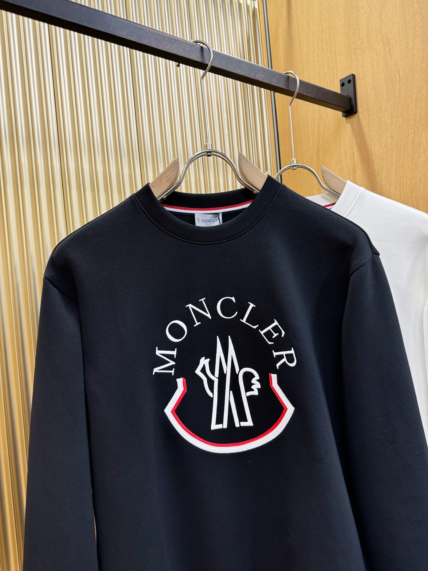 Moncler蒙口 2025ss秋季新品 长袖卫衣，经典Logo设计，百搭款 官网同步发售 定制面料，柔