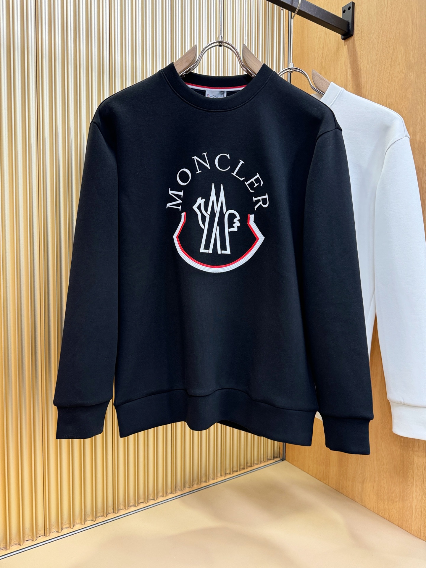 Moncler蒙口 2025ss秋季新品 长袖卫衣，经典Logo设计，百搭款 官网同步发售 定制面料，柔