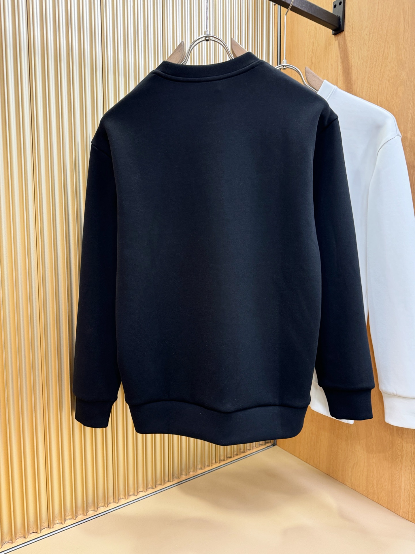 Moncler蒙口 2025ss秋季新品 长袖卫衣，经典Logo设计，百搭款 官网同步发售 定制面料，柔