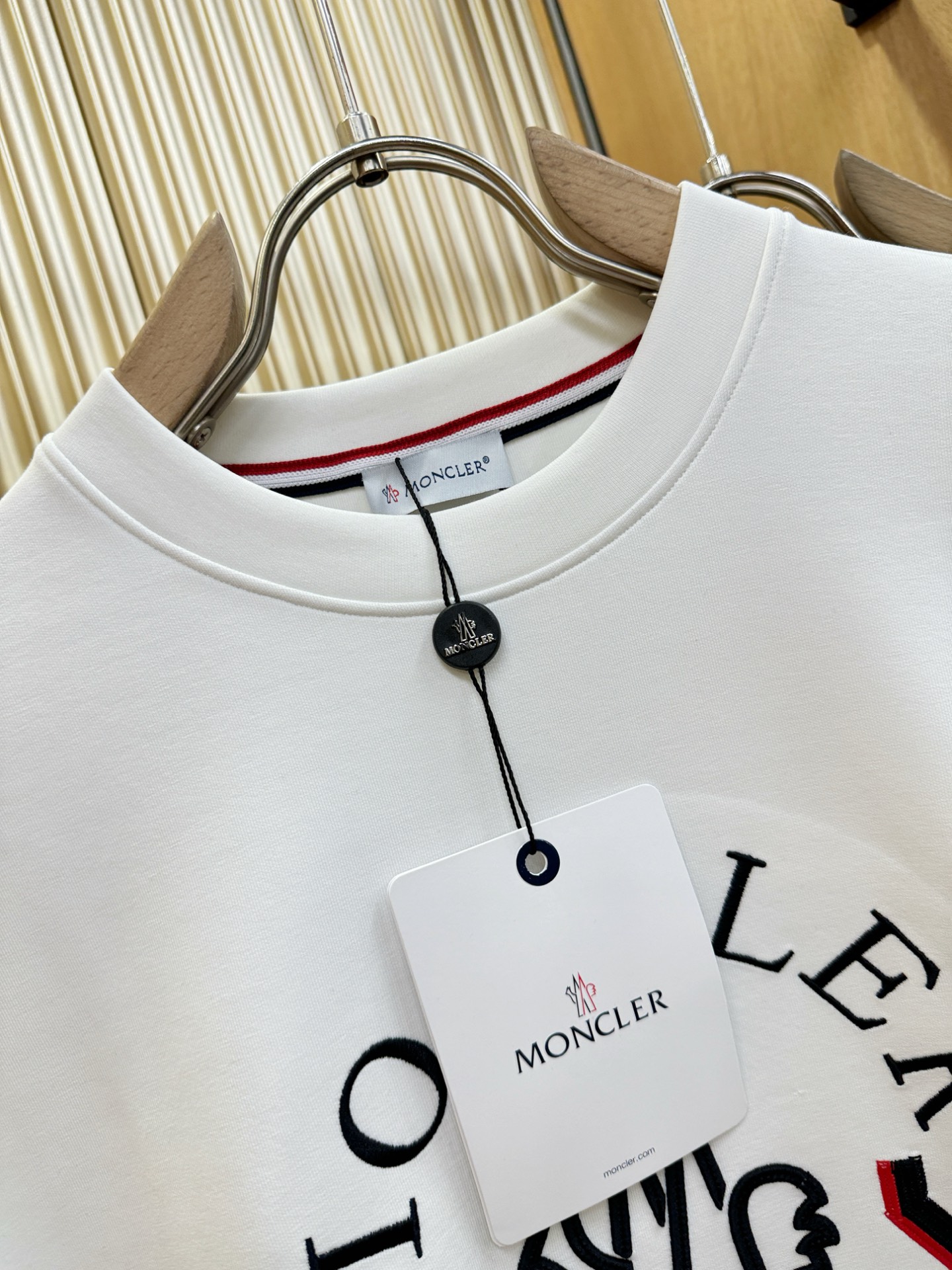 Moncler蒙口 2025ss秋季新品 长袖卫衣，经典Logo设计，百搭款 官网同步发售 定制面料，柔