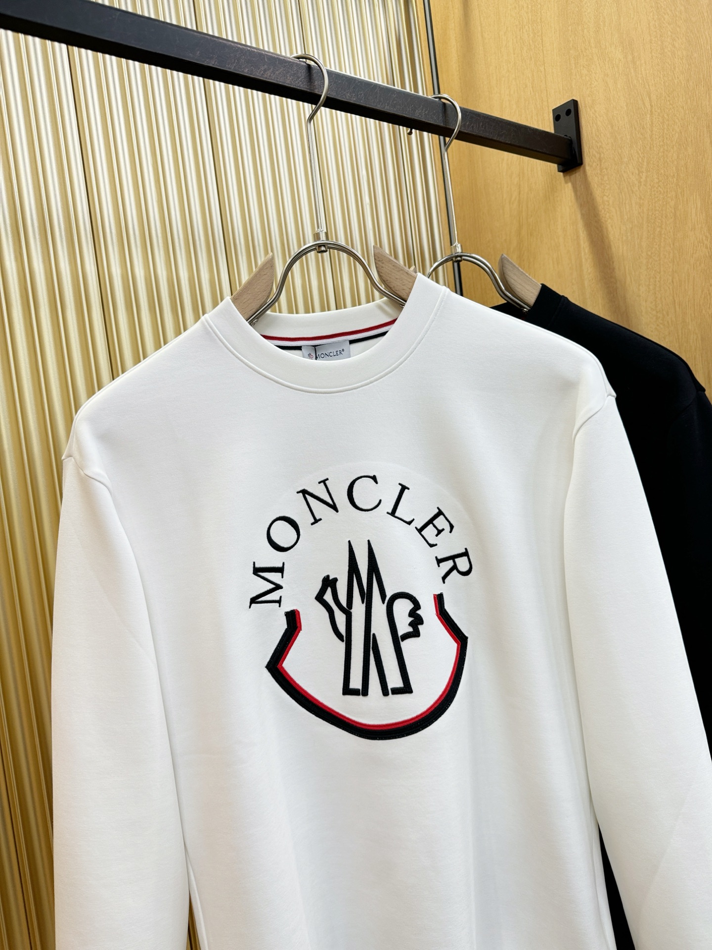 Moncler蒙口 2025ss秋季新品 长袖卫衣，经典Logo设计，百搭款 官网同步发售 定制面料，柔