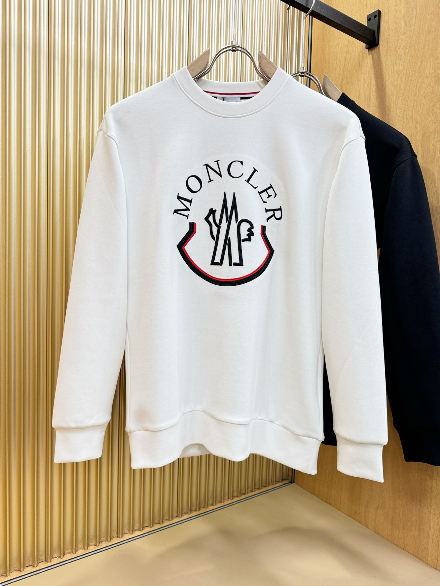 Moncler蒙口 2025ss秋季新品 长袖卫衣，经典Logo设计，百搭款 官网同步发售 定制面料，柔