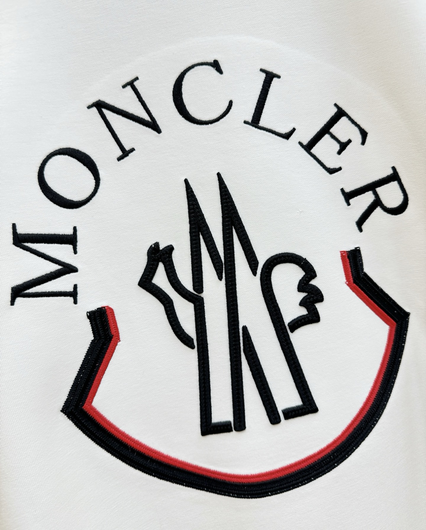 Moncler蒙口 2025ss秋季新品 长袖卫衣，经典Logo设计，百搭款 官网同步发售 定制面料，柔