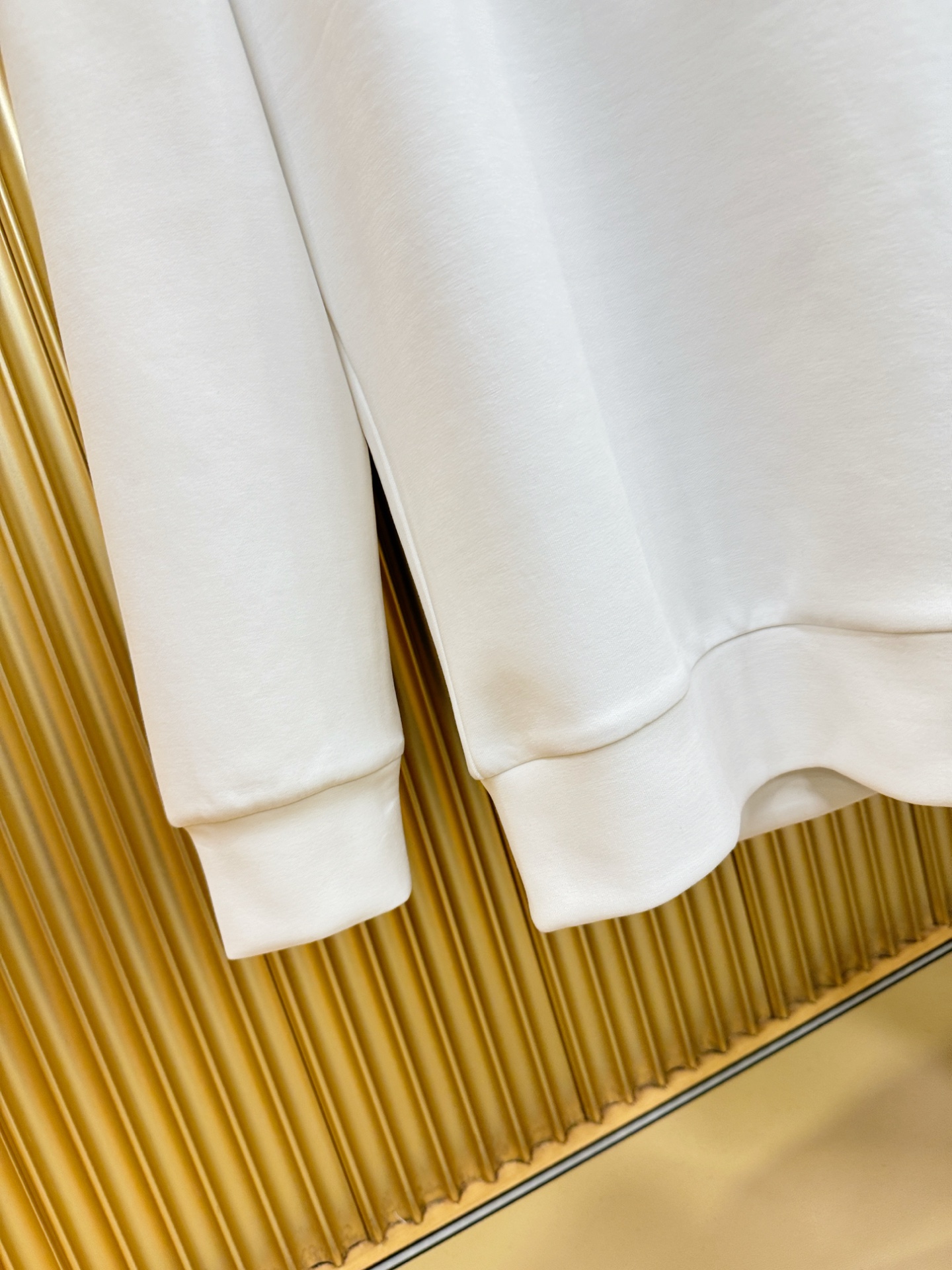 Moncler蒙口 2025ss秋季新品 长袖卫衣，经典Logo设计，百搭款 官网同步发售 定制面料，柔