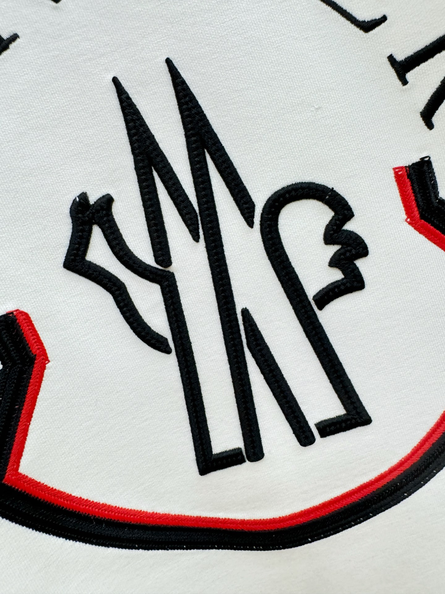 Moncler蒙口 2025ss秋季新品 长袖卫衣，经典Logo设计，百搭款 官网同步发售 定制面料，柔