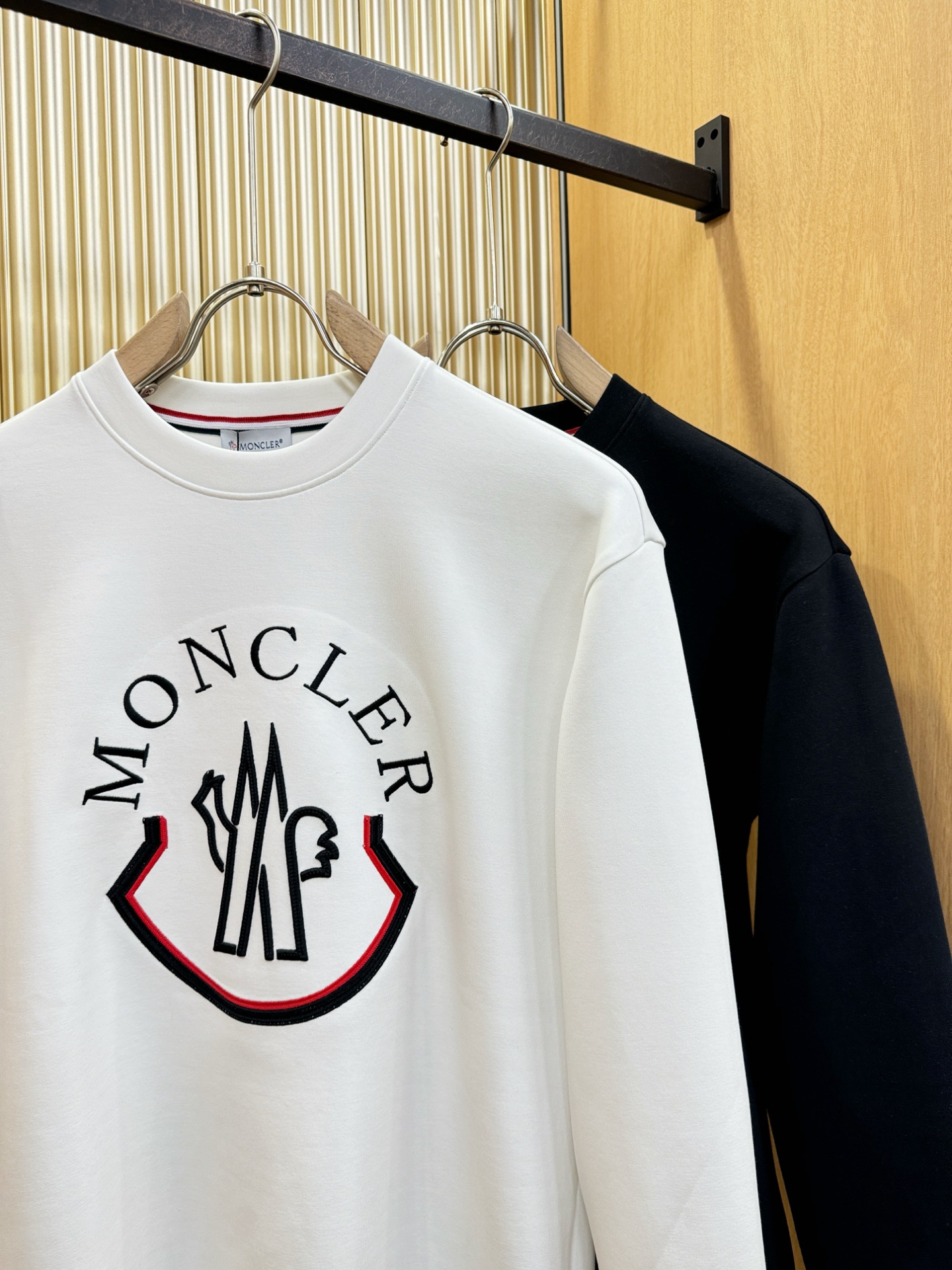 Moncler蒙口 2025ss秋季新品 长袖卫衣，经典Logo设计，百搭款 官网同步发售 定制面料，柔