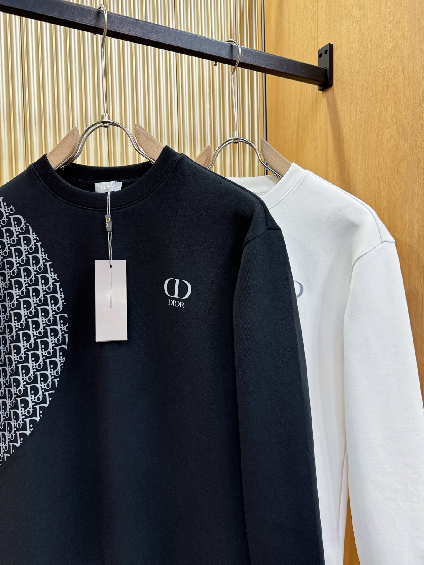 Dior迪奥 2025ss秋季新品 长袖卫衣，经典Logo设计，百搭款 官网同步发售 定制面料，柔软细腻