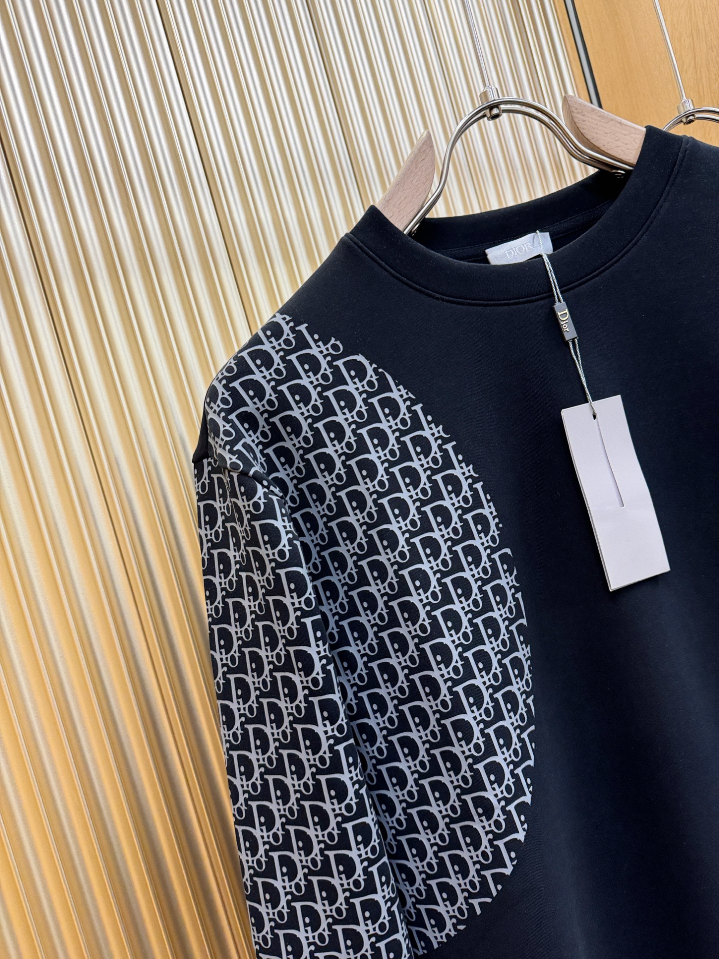 Dior迪奥 2025ss秋季新品 长袖卫衣，经典Logo设计，百搭款 官网同步发售 定制面料，柔软细腻