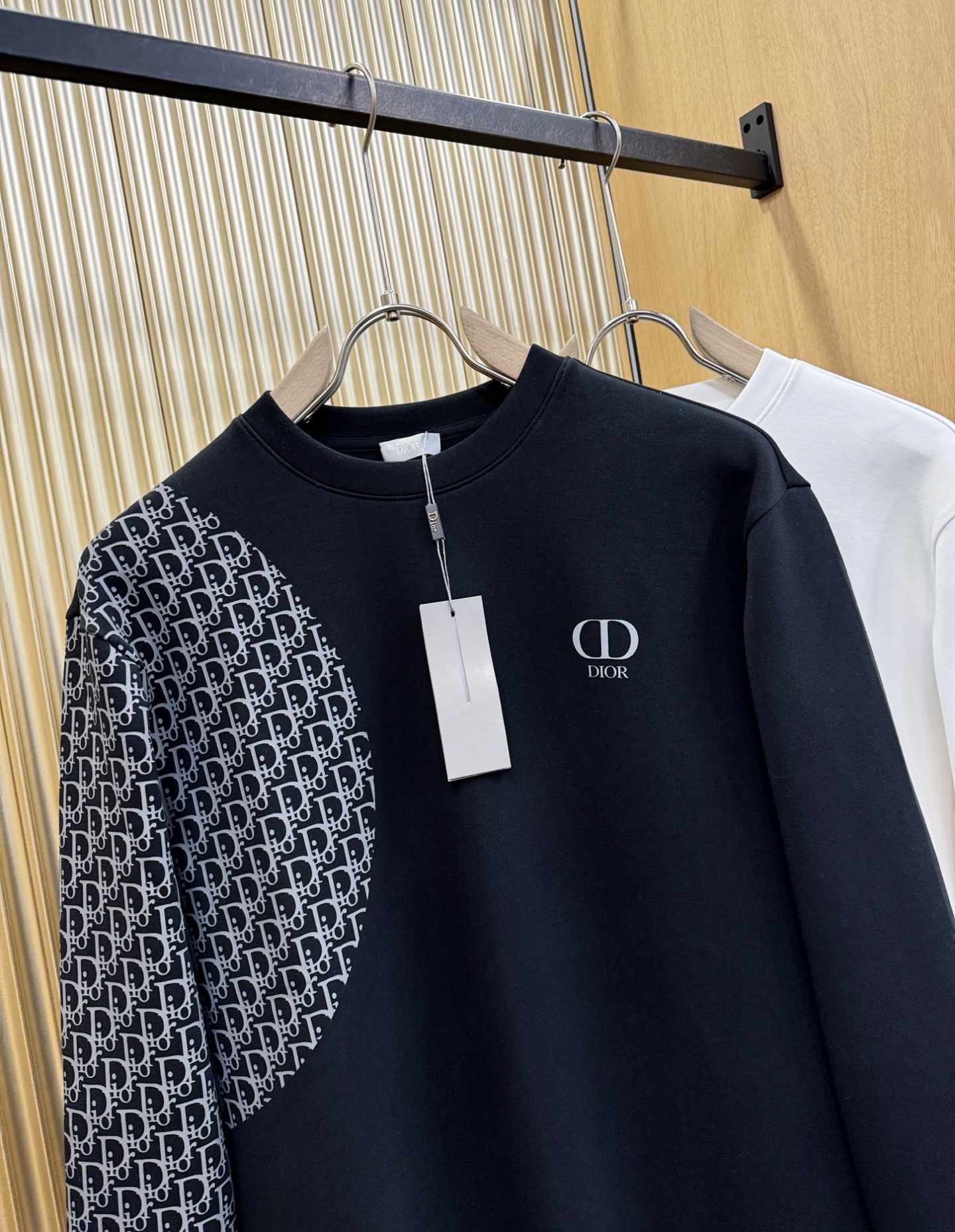 Dior迪奥 2025ss秋季新品 长袖卫衣，经典Logo设计，百搭款 官网同步发售 定制面料，柔软细腻