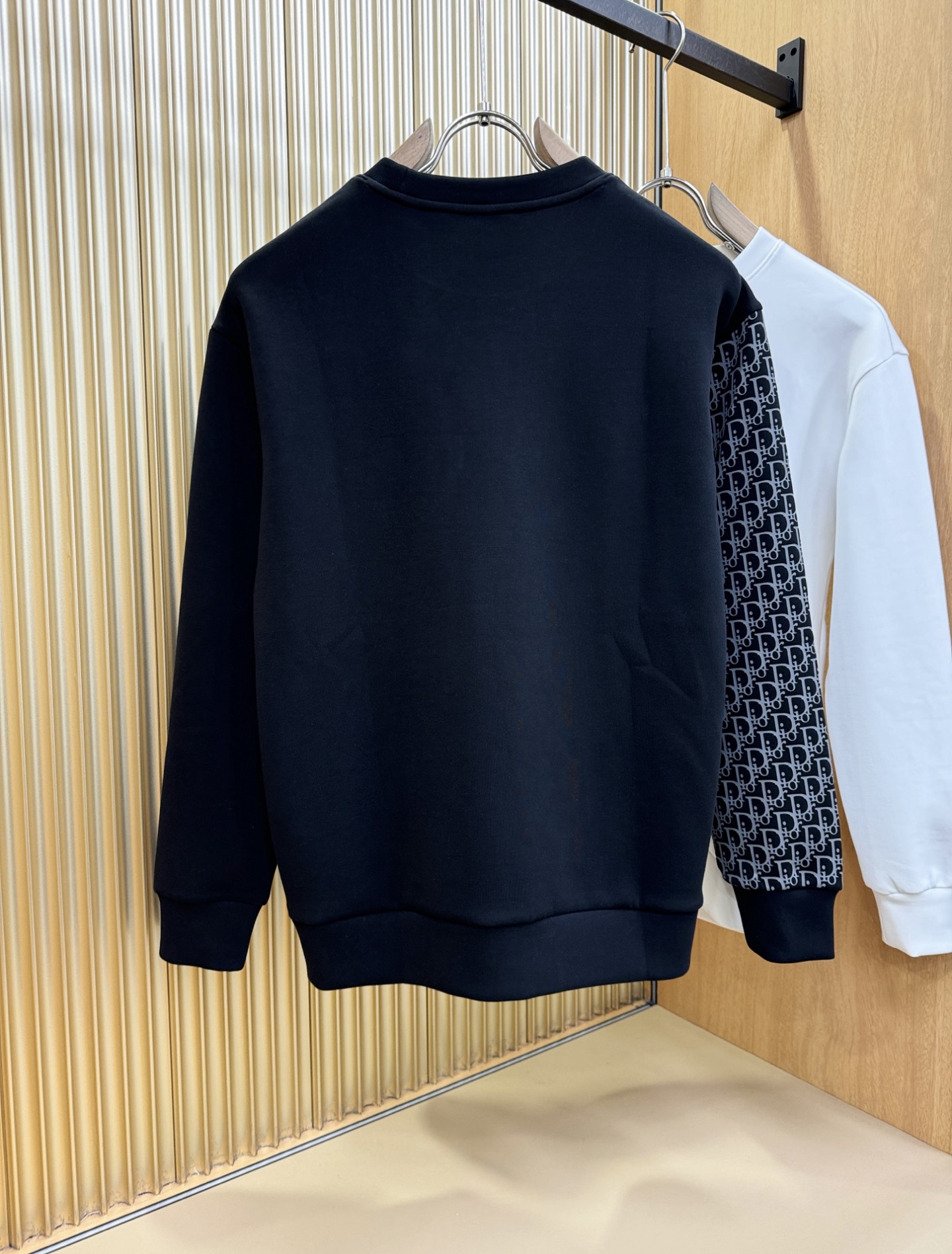 Dior迪奥 2025ss秋季新品 长袖卫衣，经典Logo设计，百搭款 官网同步发售 定制面料，柔软细腻