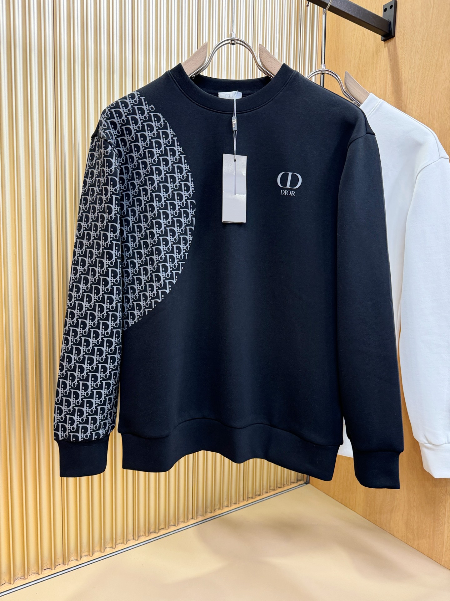 Dior迪奥 2025ss秋季新品 长袖卫衣，经典Logo设计，百搭款 官网同步发售 定制面料，柔软细腻