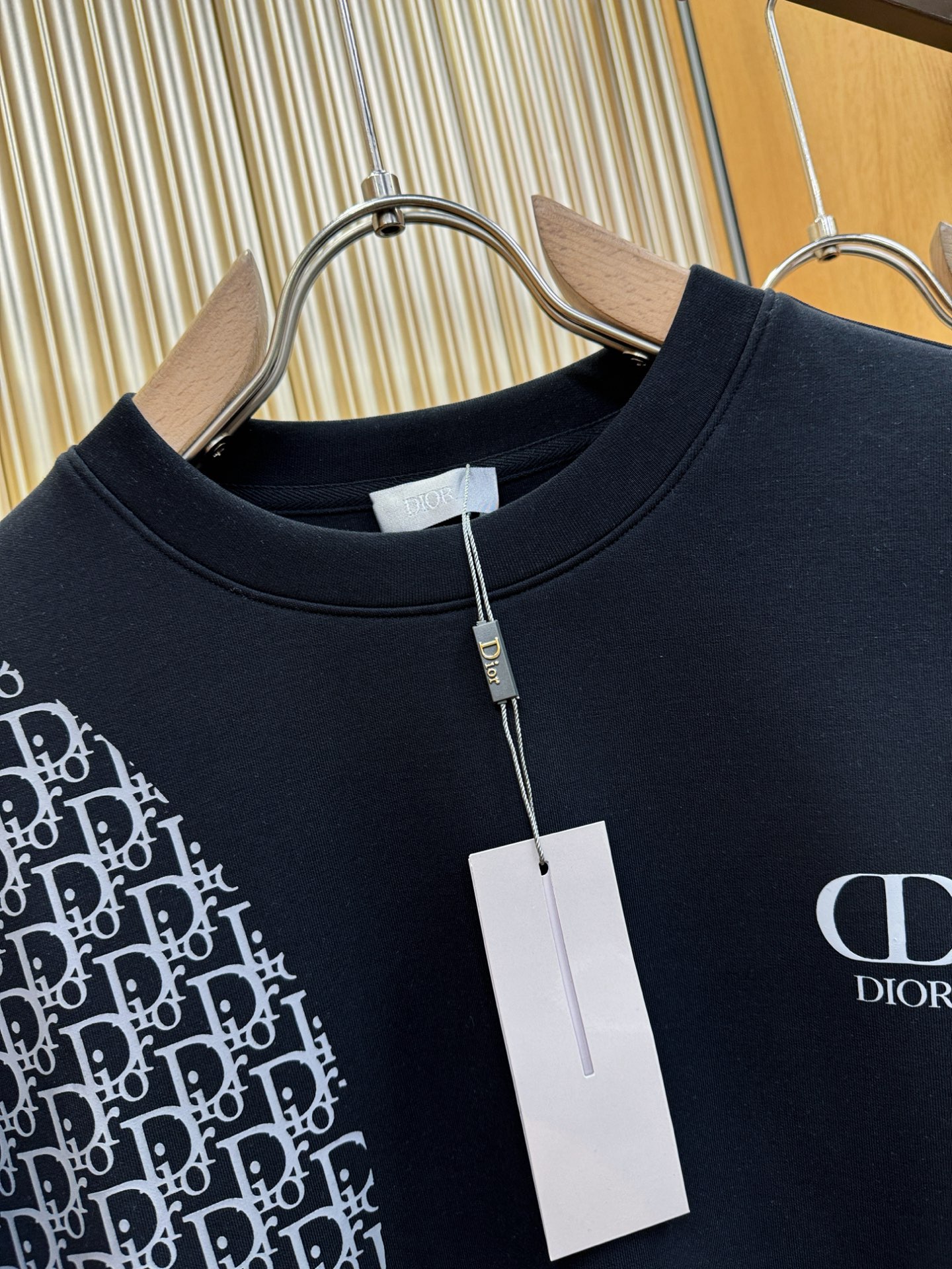 Dior迪奥 2025ss秋季新品 长袖卫衣，经典Logo设计，百搭款 官网同步发售 定制面料，柔软细腻