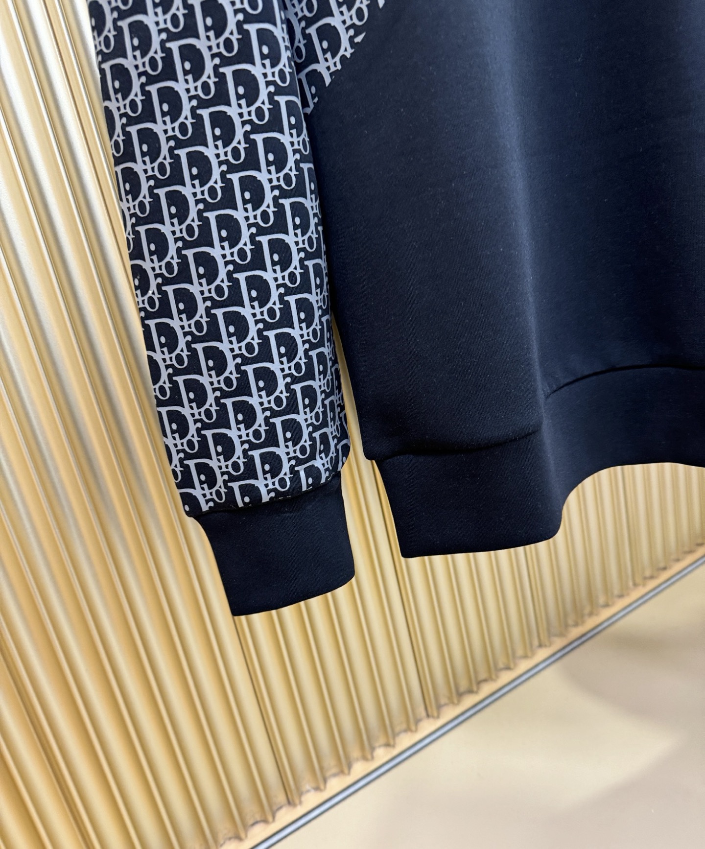 Dior迪奥 2025ss秋季新品 长袖卫衣，经典Logo设计，百搭款 官网同步发售 定制面料，柔软细腻