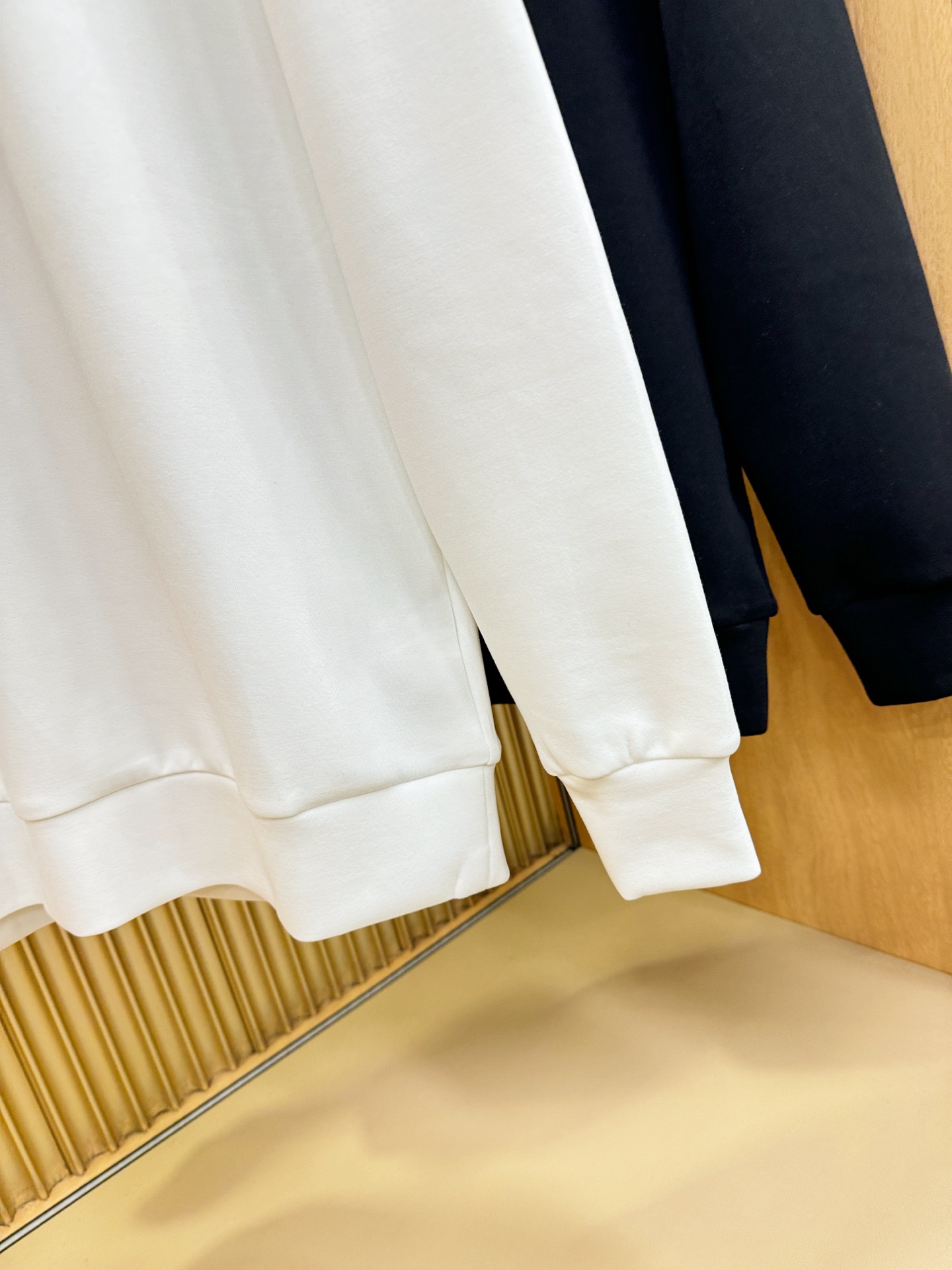 Dior迪奥 2025ss秋季新品 长袖卫衣，经典Logo设计，百搭款 官网同步发售 定制面料，柔软细腻