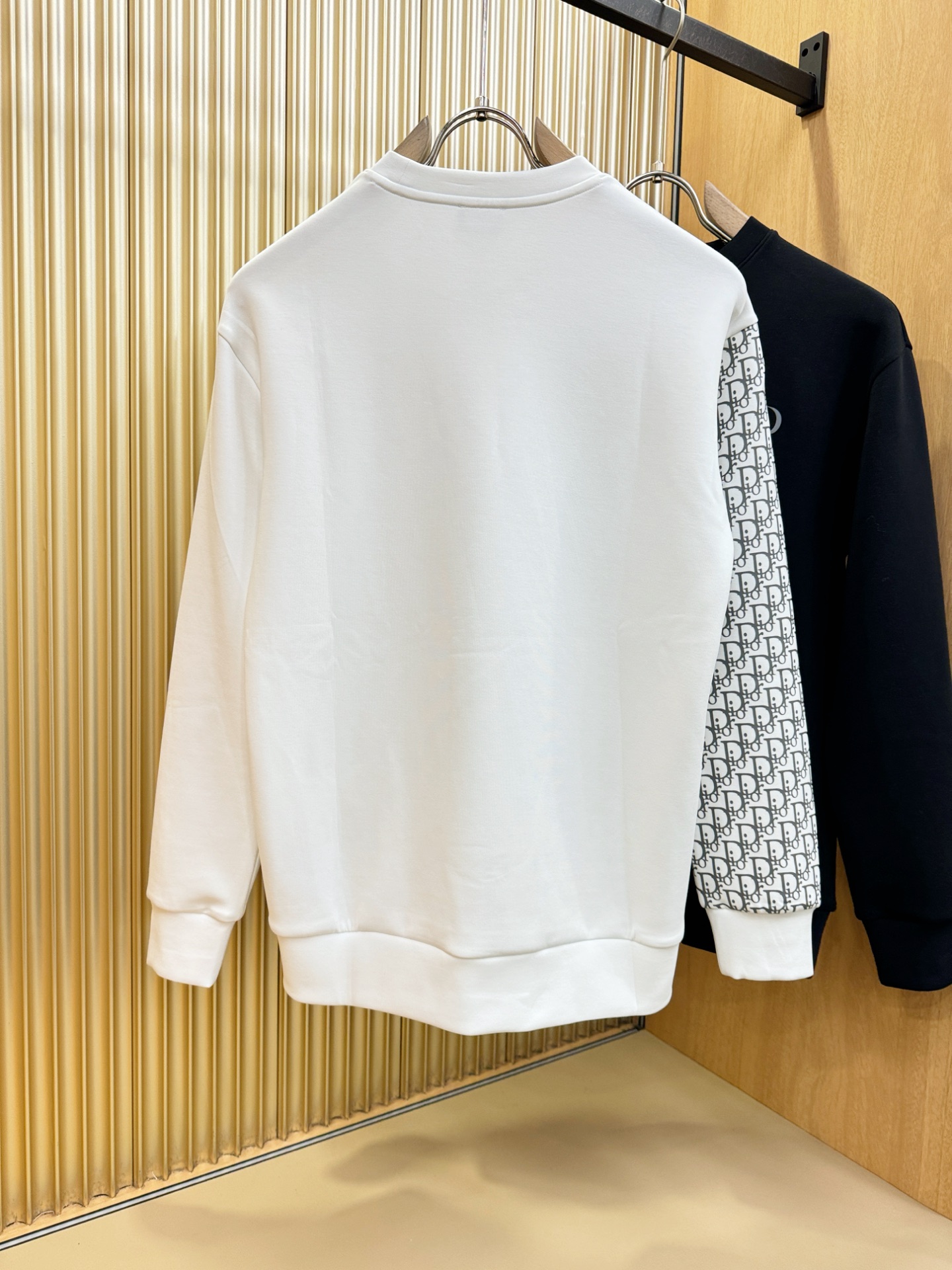 Dior迪奥 2025ss秋季新品 长袖卫衣，经典Logo设计，百搭款 官网同步发售 定制面料，柔软细腻