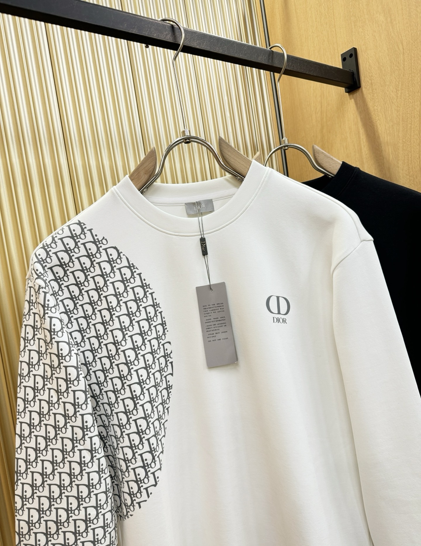 Dior迪奥 2025ss秋季新品 长袖卫衣，经典Logo设计，百搭款 官网同步发售 定制面料，柔软细腻