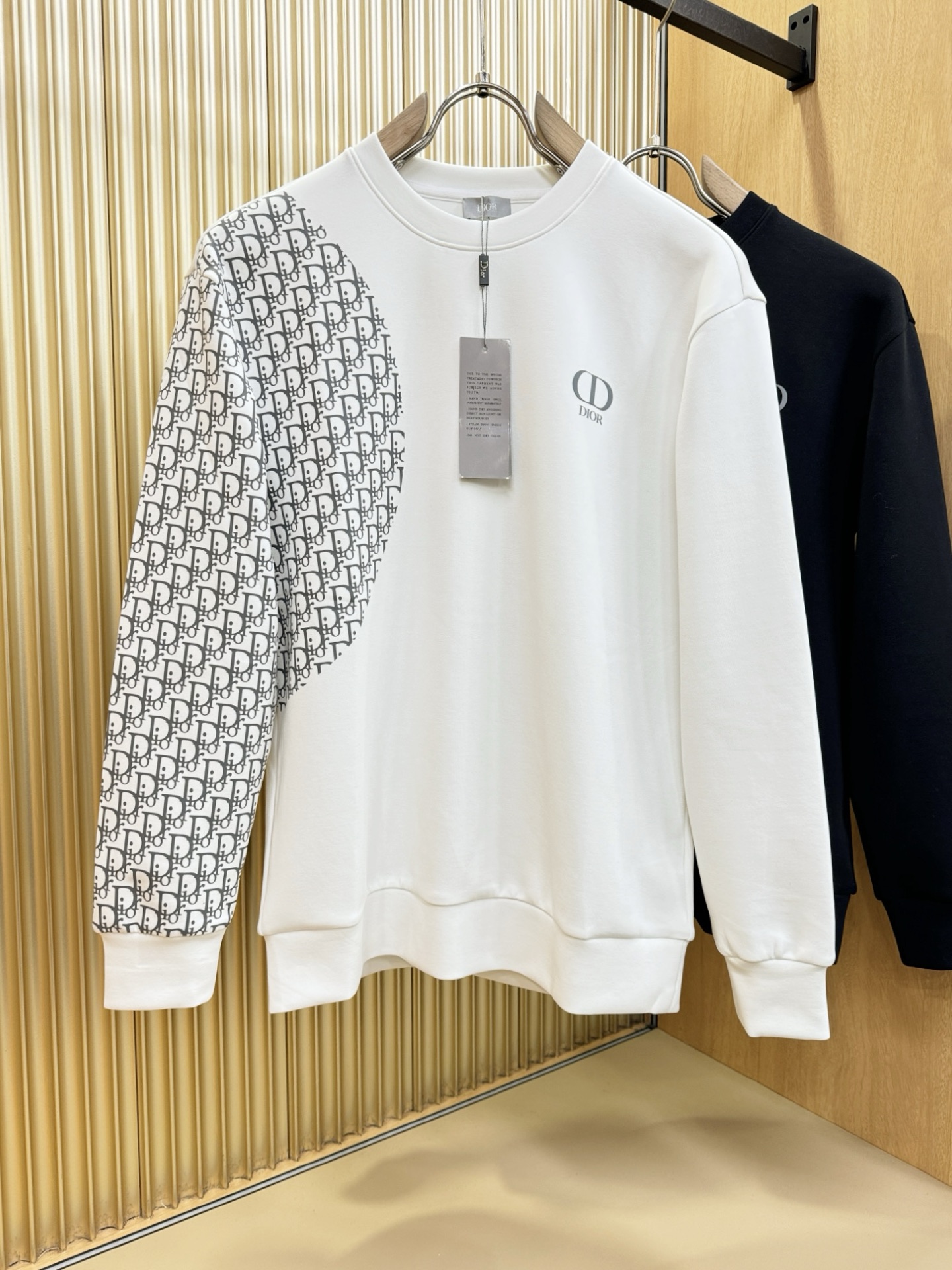 Dior迪奥 2025ss秋季新品 长袖卫衣，经典Logo设计，百搭款 官网同步发售 定制面料，柔软细腻