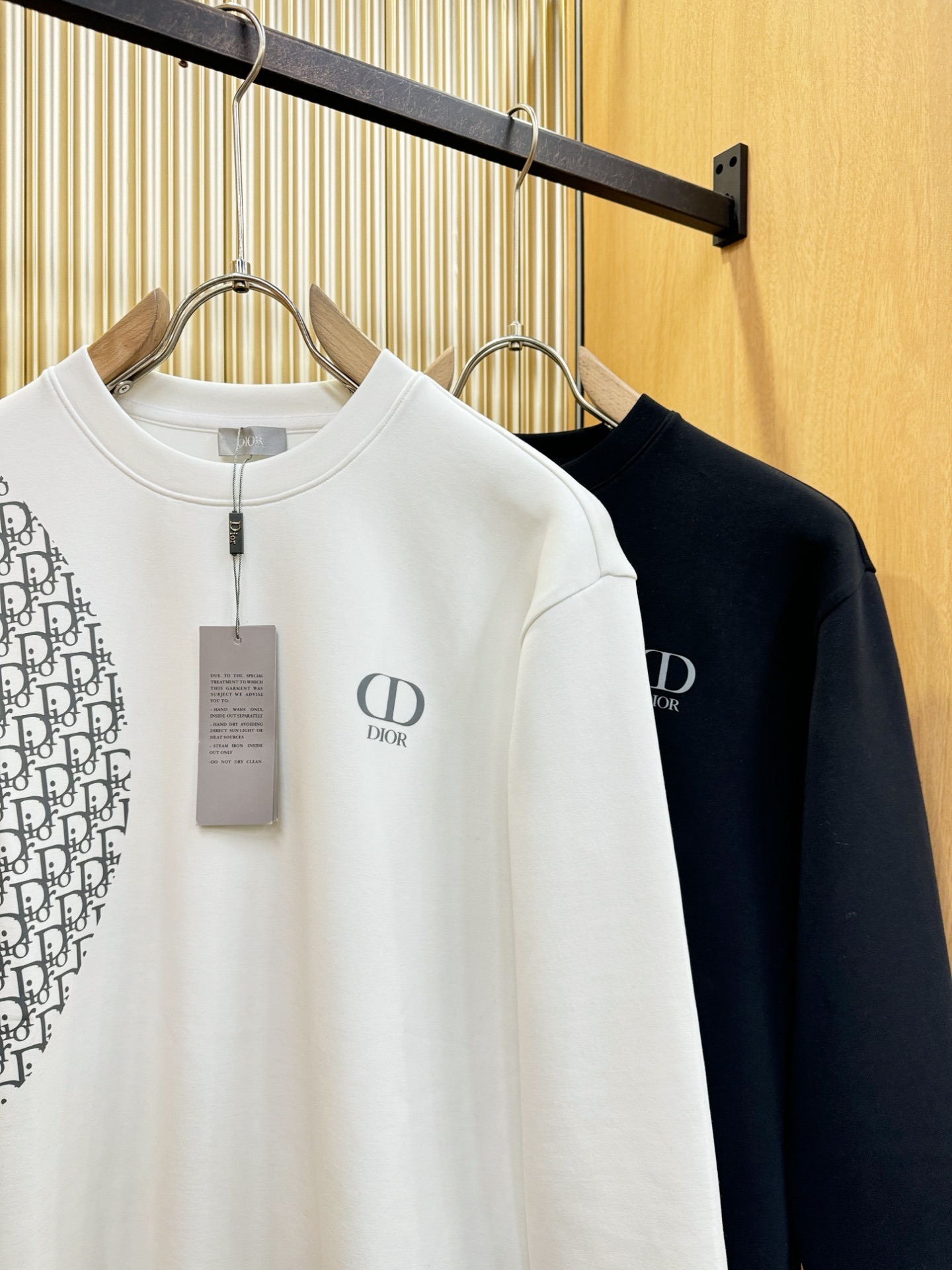 Dior迪奥 2025ss秋季新品 长袖卫衣，经典Logo设计，百搭款 官网同步发售 定制面料，柔软细腻