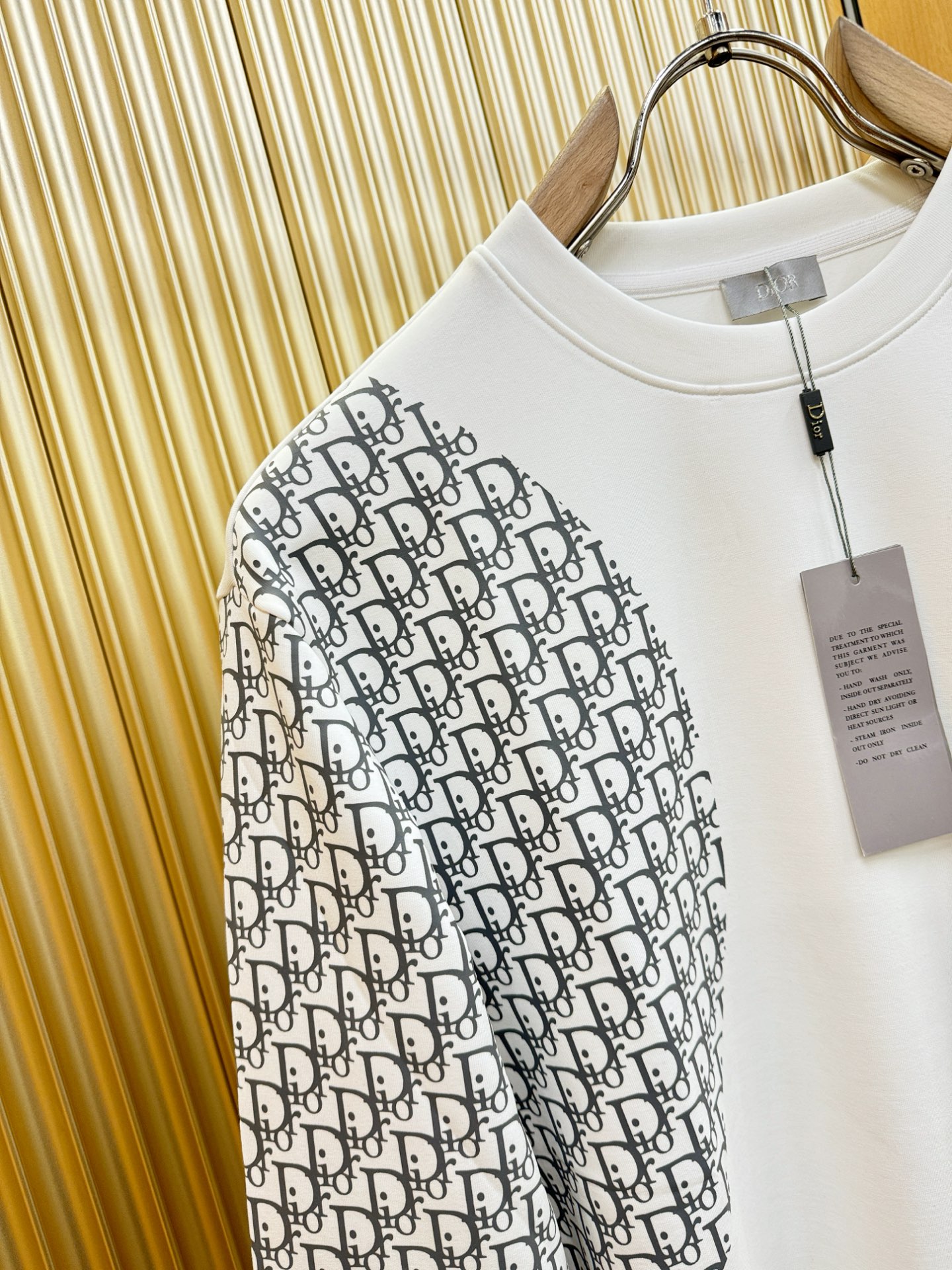 Dior迪奥 2025ss秋季新品 长袖卫衣，经典Logo设计，百搭款 官网同步发售 定制面料，柔软细腻