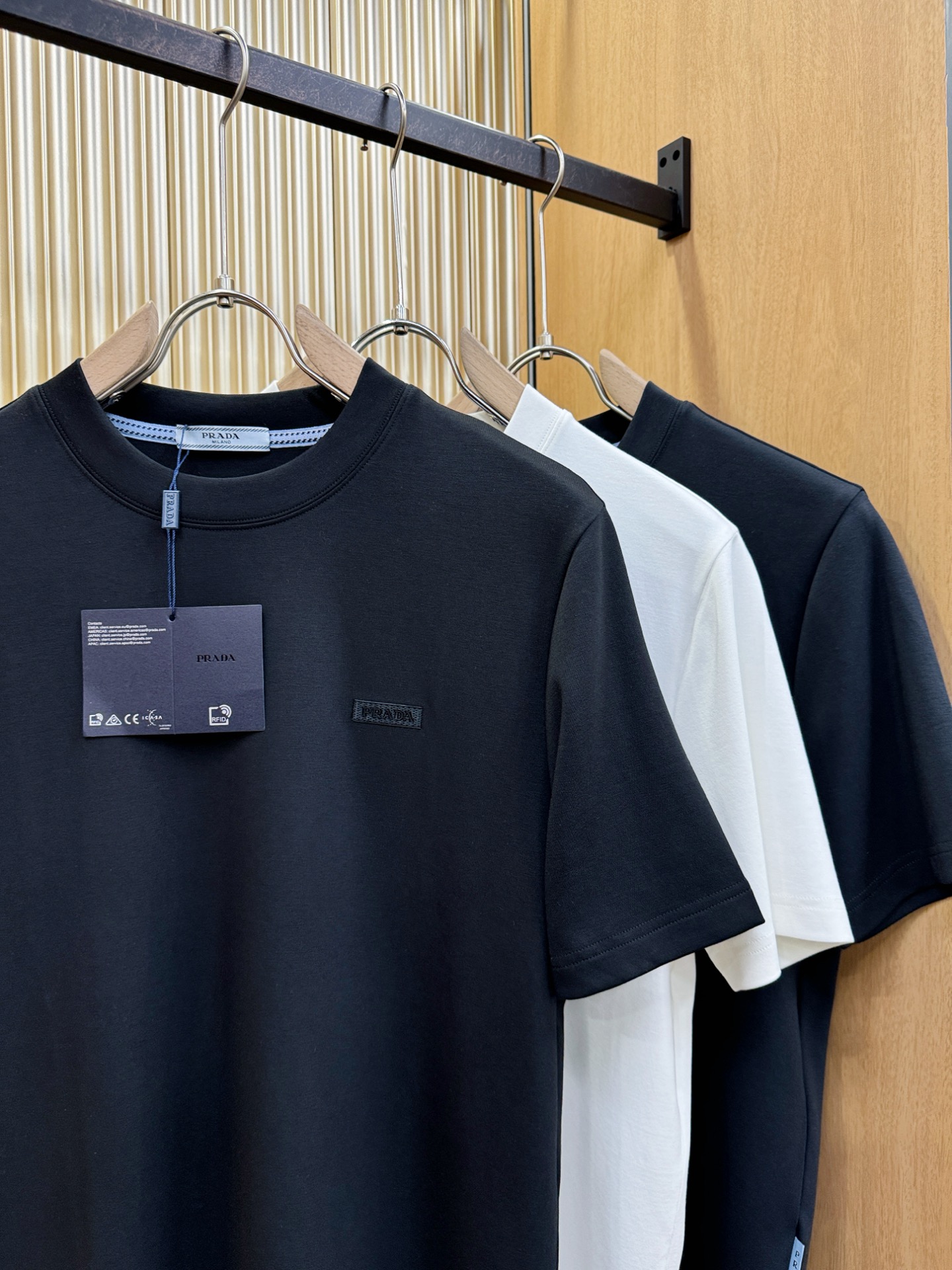 PRADA 普拉达 顶级品质 2025秋冬新品短袖！原版定制面料，手感柔软。顶级进口私货，时尚设计潮流羊