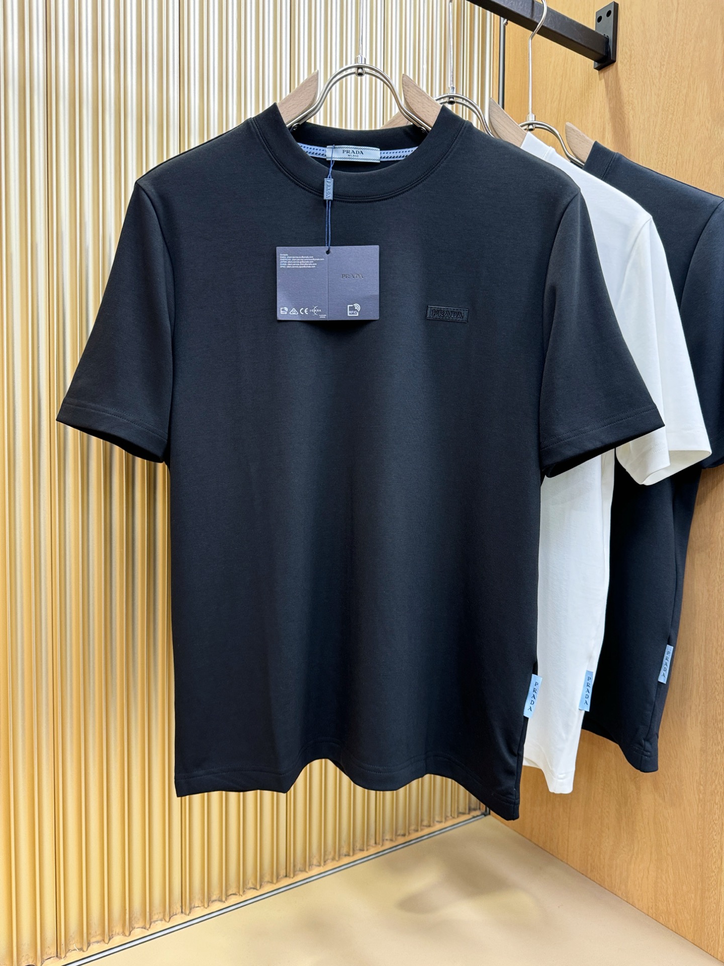 PRADA 普拉达 顶级品质 2025秋冬新品短袖！原版定制面料，手感柔软。顶级进口私货，时尚设计潮流羊