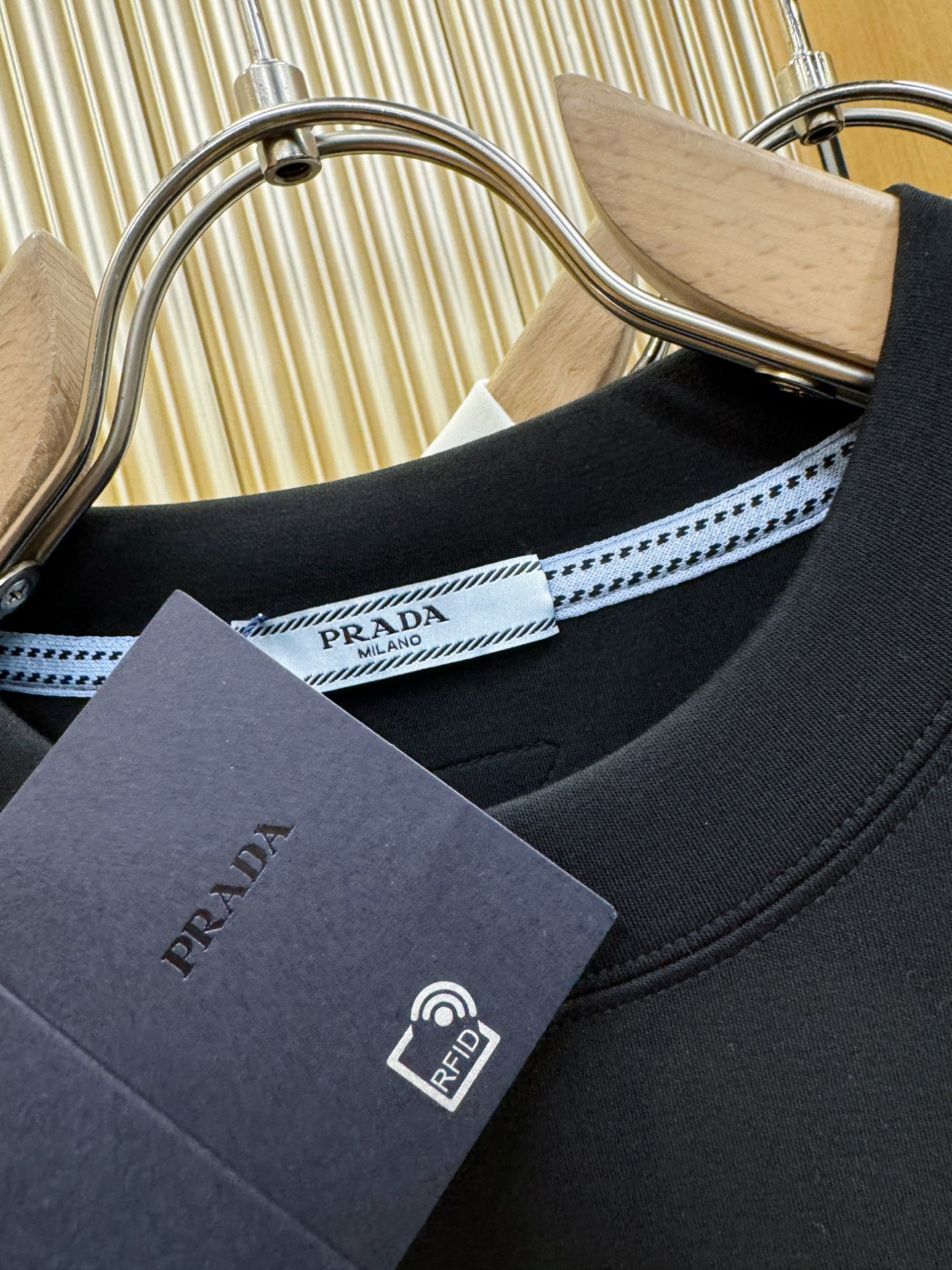 PRADA 普拉达 顶级品质 2025秋冬新品短袖！原版定制面料，手感柔软。顶级进口私货，时尚设计潮流羊