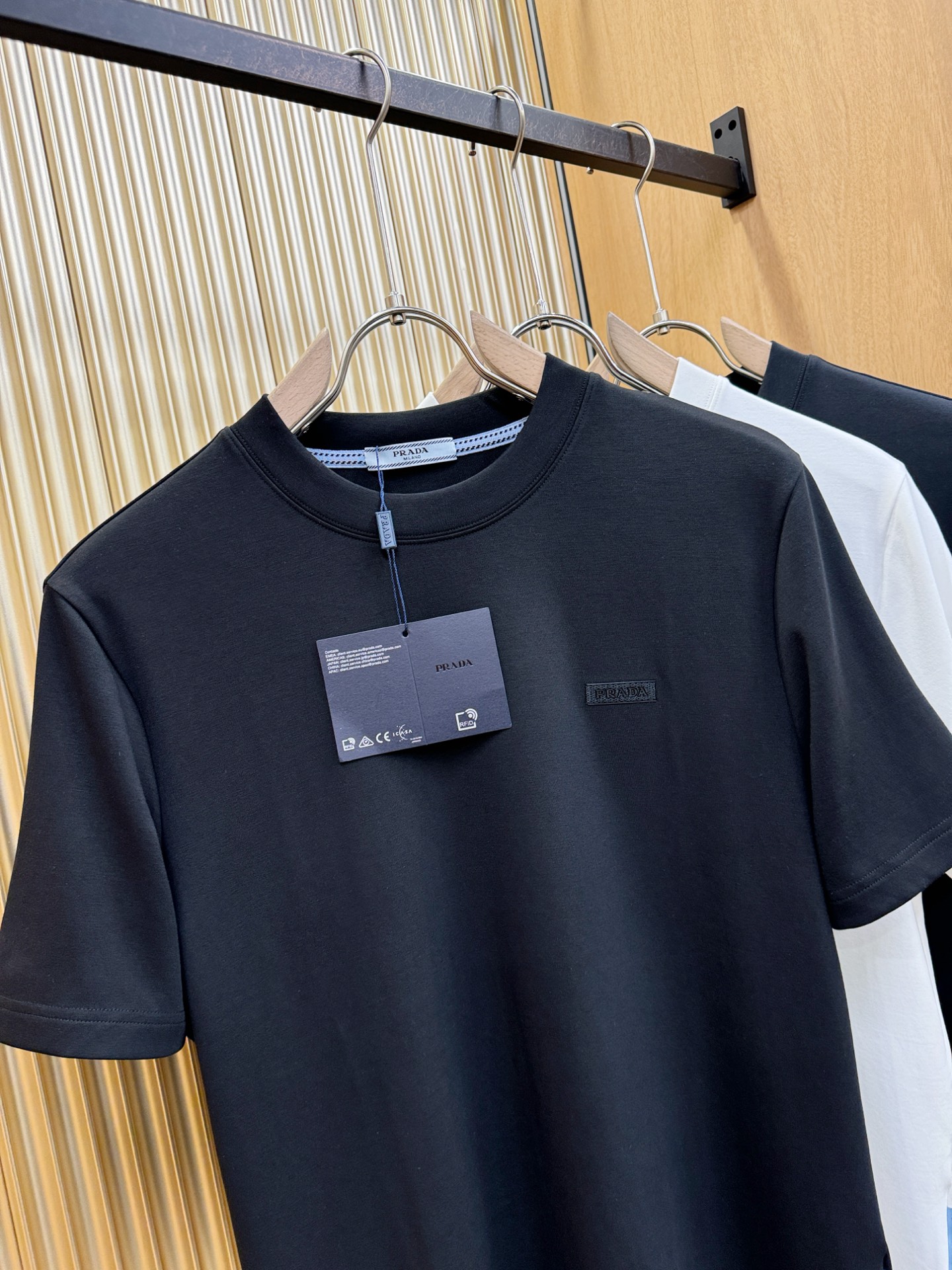 PRADA 普拉达 顶级品质 2025秋冬新品短袖！原版定制面料，手感柔软。顶级进口私货，时尚设计潮流羊