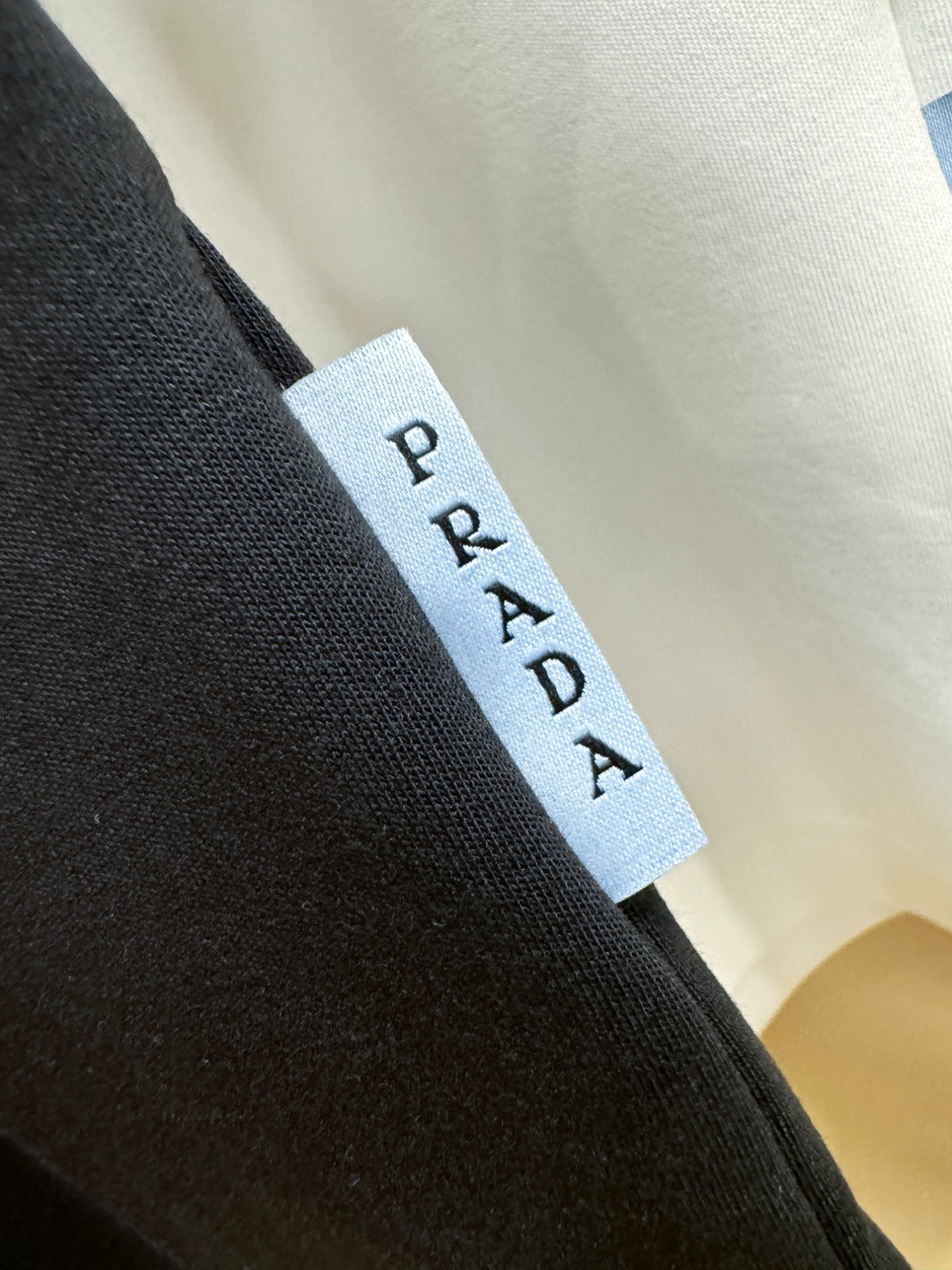 PRADA 普拉达 顶级品质 2025秋冬新品短袖！原版定制面料，手感柔软。顶级进口私货，时尚设计潮流羊