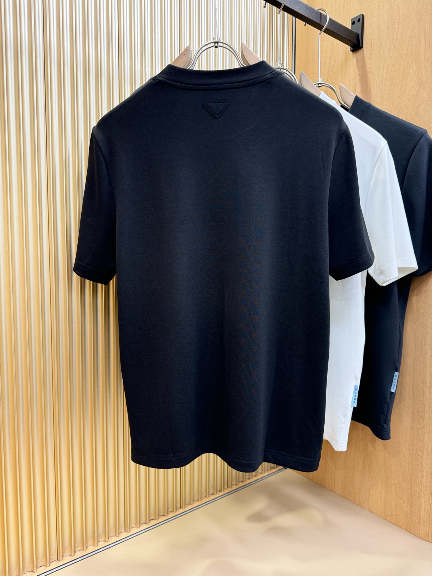 PRADA 普拉达 顶级品质 2025秋冬新品短袖！原版定制面料，手感柔软。顶级进口私货，时尚设计潮流羊