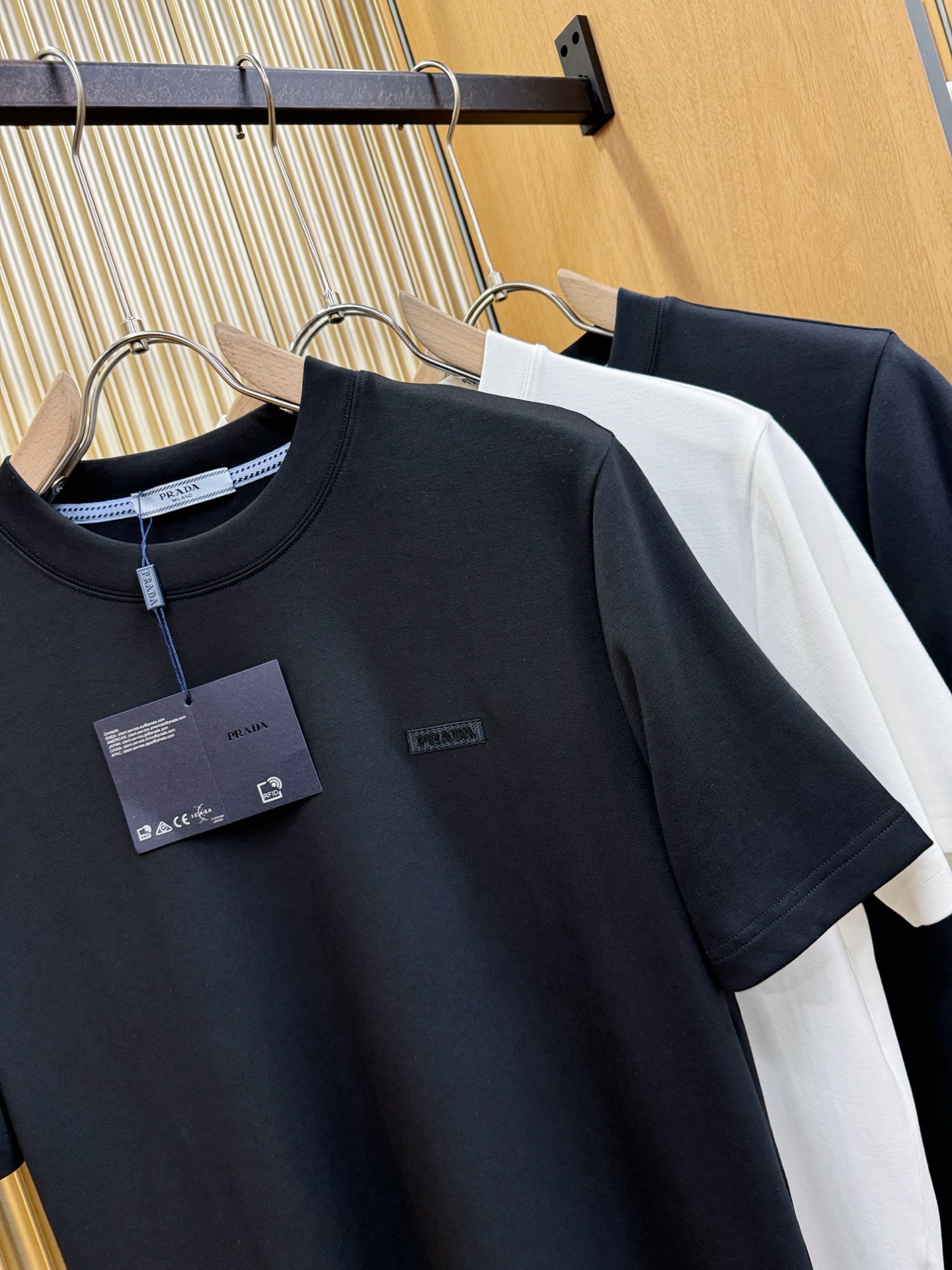 PRADA 普拉达 顶级品质 2025秋冬新品短袖！原版定制面料，手感柔软。顶级进口私货，时尚设计潮流羊