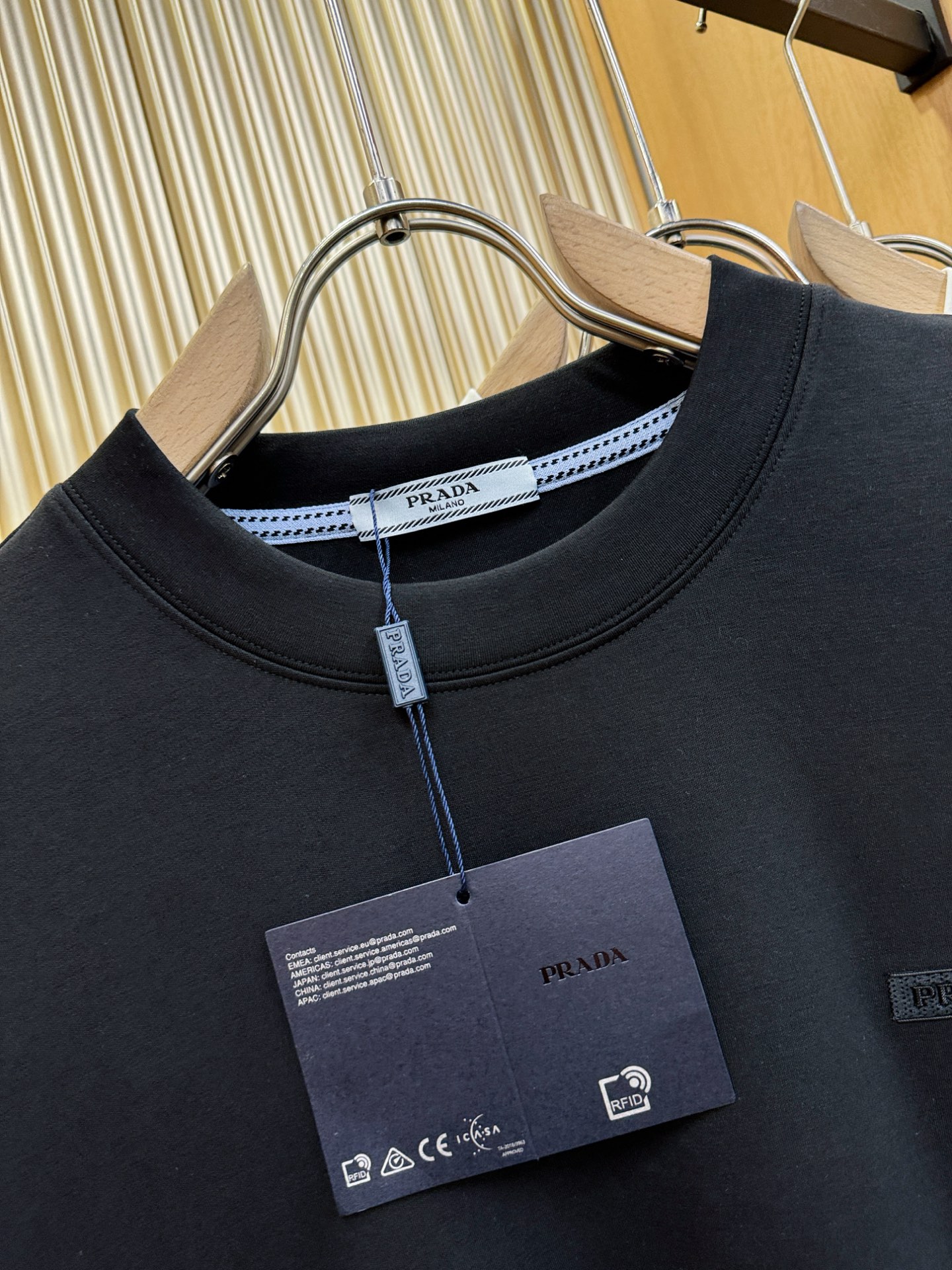 PRADA 普拉达 顶级品质 2025秋冬新品短袖！原版定制面料，手感柔软。顶级进口私货，时尚设计潮流羊